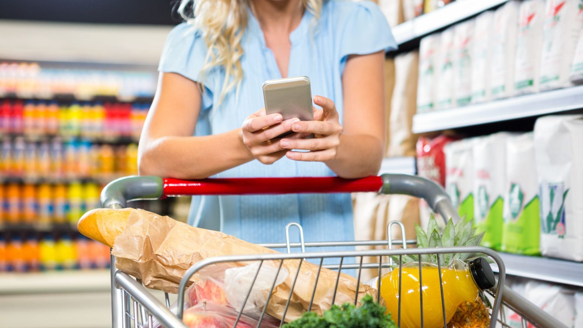 Einkaufen im Supermarkt mit Bonus-App