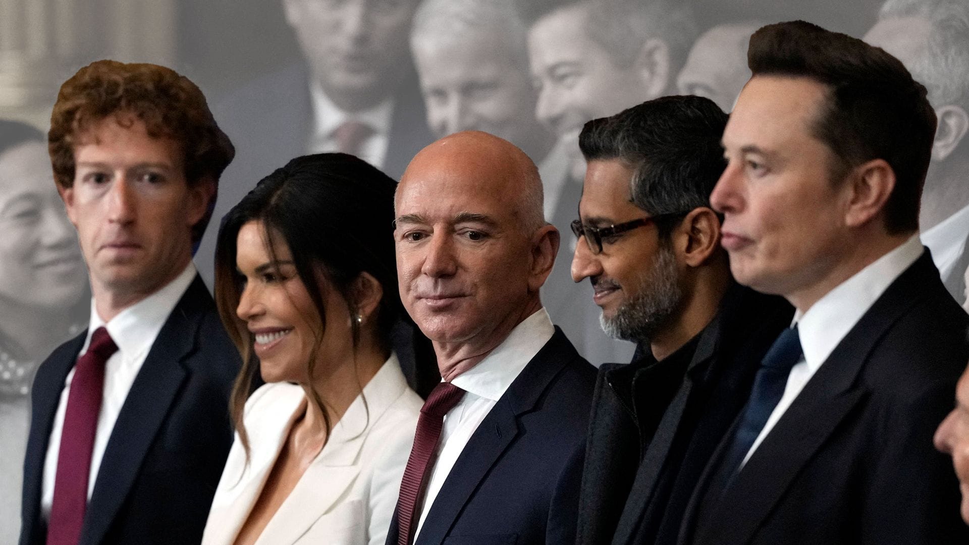 Meta-Chef Mark Zuckerberg (v. l. n. r.), Lauren Sánchez und ihr Partner und Amazon-Gründer Jeff Bezos, der Google-CEO Sundar Pichai und Tesla-Chef Elon Musk: Die Wirtschaftselite des Landes war ebenfalls im Kapitol vertreten.