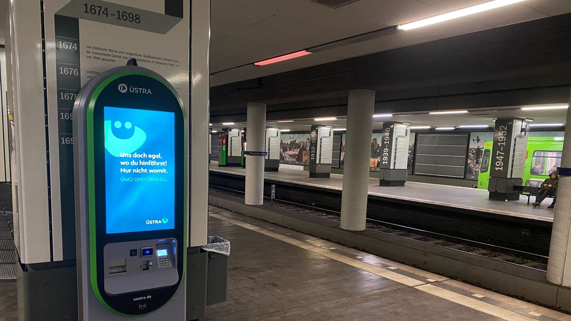 U-Bahnstation Waterloo: 2024 wurden in ganz Hannover neue Fahrkartenautomaten aufgestellt und etwas kleinere sogenannte Serviceterminals.