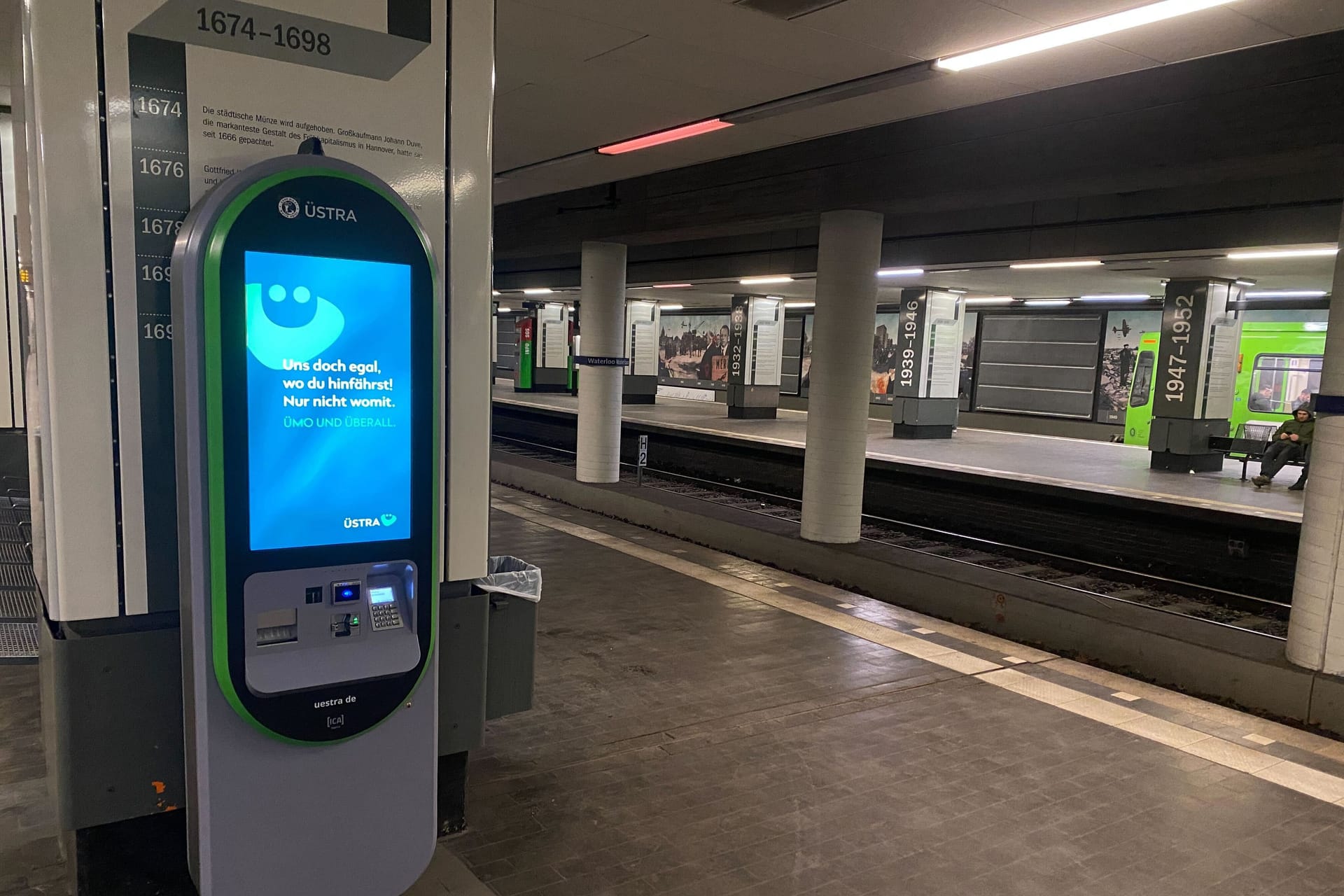 U-Bahnstation Waterloo: 2024 wurden in ganz Hannover neue Fahrkartenautomaten aufgestellt und etwas kleinere sogenannte Serviceterminals.