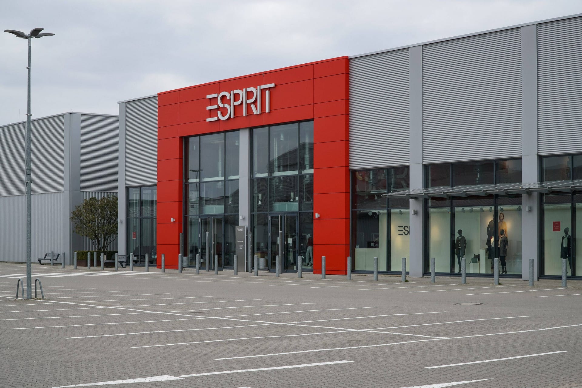 Das menschenleere Esprit-Outlet in Brinkum: Wer nun auf die Fläche zieht, ist noch nicht bekannt.