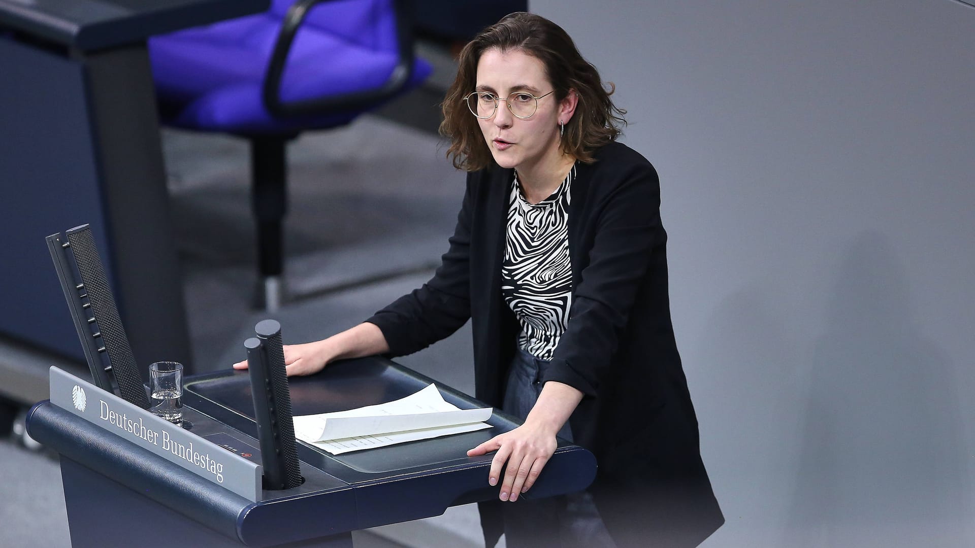 Deborah Düring spricht im Bundestag: Die außenpolitische Sprecherin der Grünenfraktion spricht sich für ein Bleiberecht für alle Syrerinnen und Syrer aus.