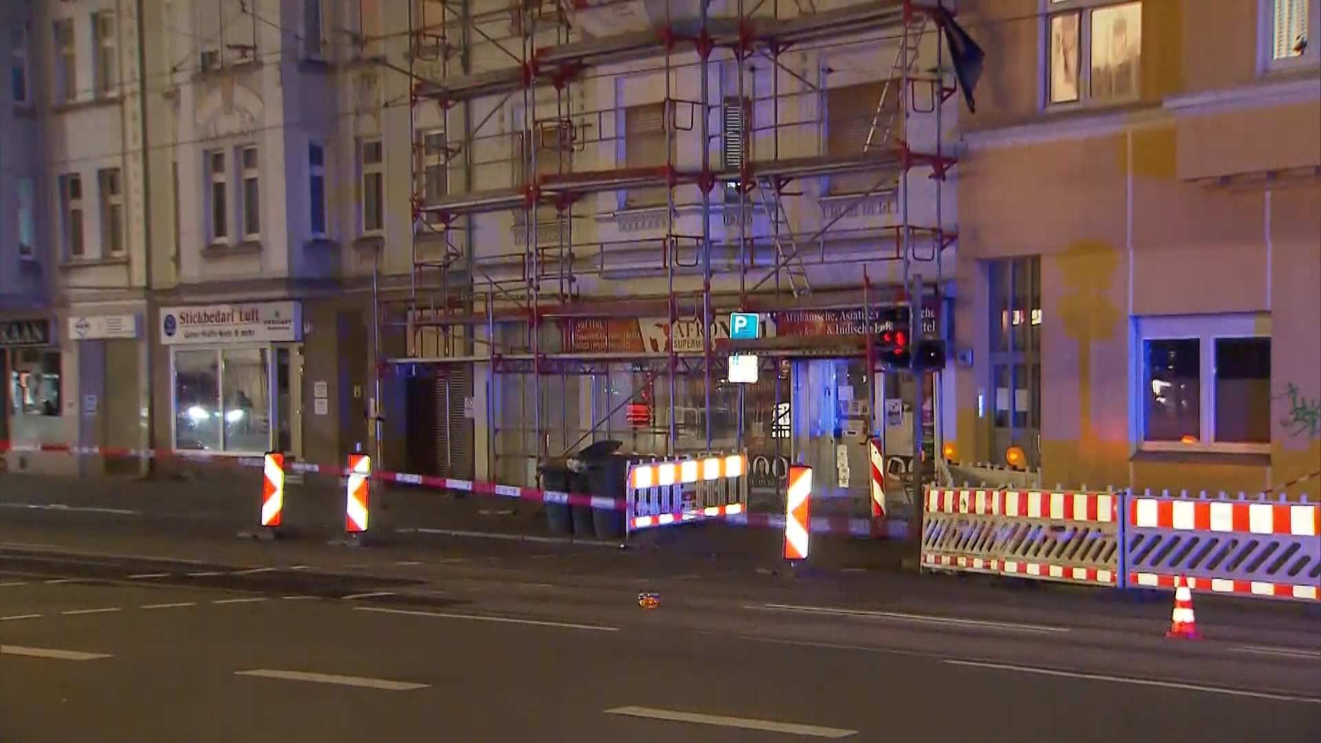 Ein Mehrfamilienhaus am Hellweg in Dortmund-Körne: Das Baugerüst am Haus drohte umzustürzen.