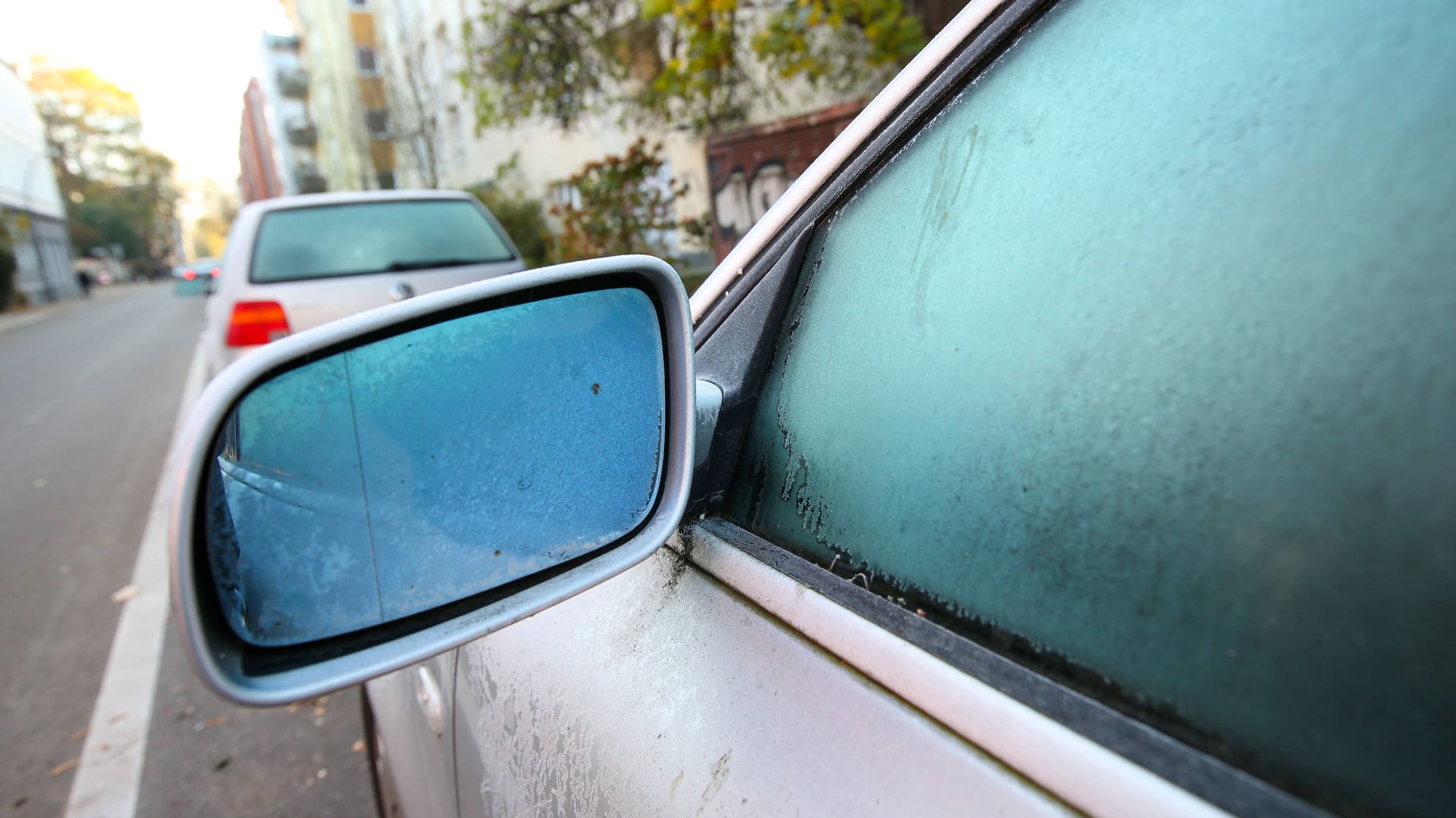 Lieber kratzen: Heißes Wasser auf Eis führt zu Spannungsrissen – und einem leeren Portemonnaie.