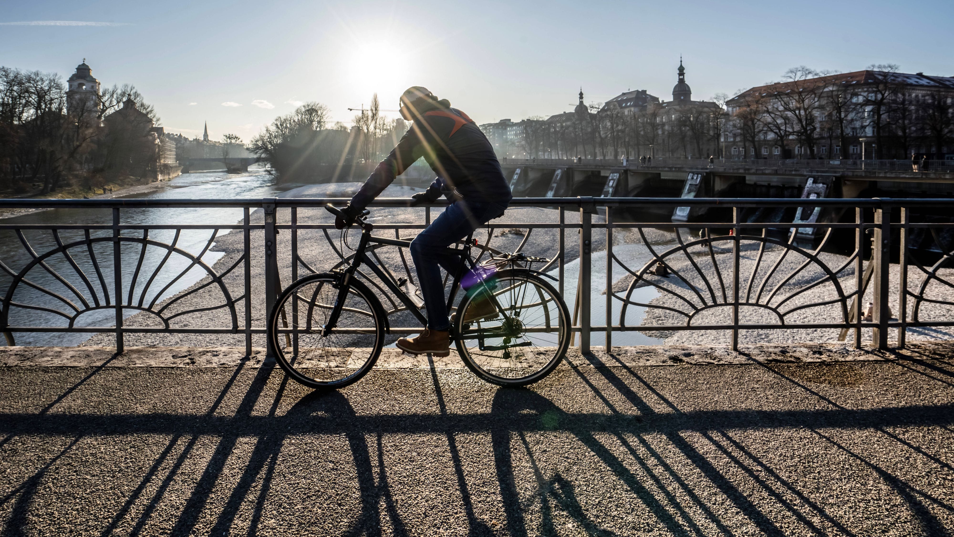 Ein Fahrradfahrer überquert den Kabelsteg (Archivbild): Am Sonntagmittag traut sich vereinzelt auch die Sonne in München heraus.