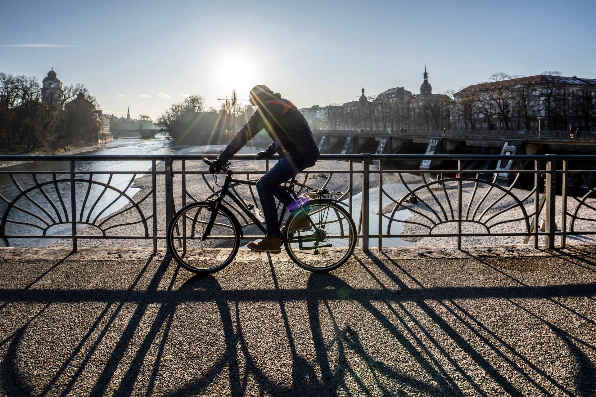 Ein Fahrradfahrer überquert den Kabelsteg (Archivbild): Am Sonntagmittag traut sich vereinzelt auch die Sonne in München heraus.