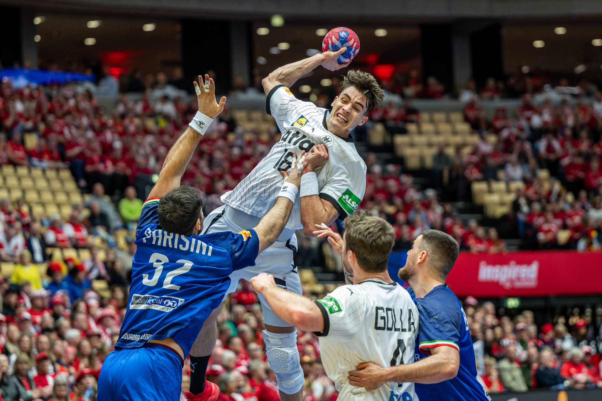 Julian Köster: Kommt nach schwachem Turnierstart immer besser in Form. Bekam offensiv immer noch einige Pausen, trotzdem mit fünf Toren in fünf Versuchen. Klaute in der 44. Minute erst aufmerksam den Ball und vollendete selbst zum 22:17. Defensiv eine starke Leistung. Note 1