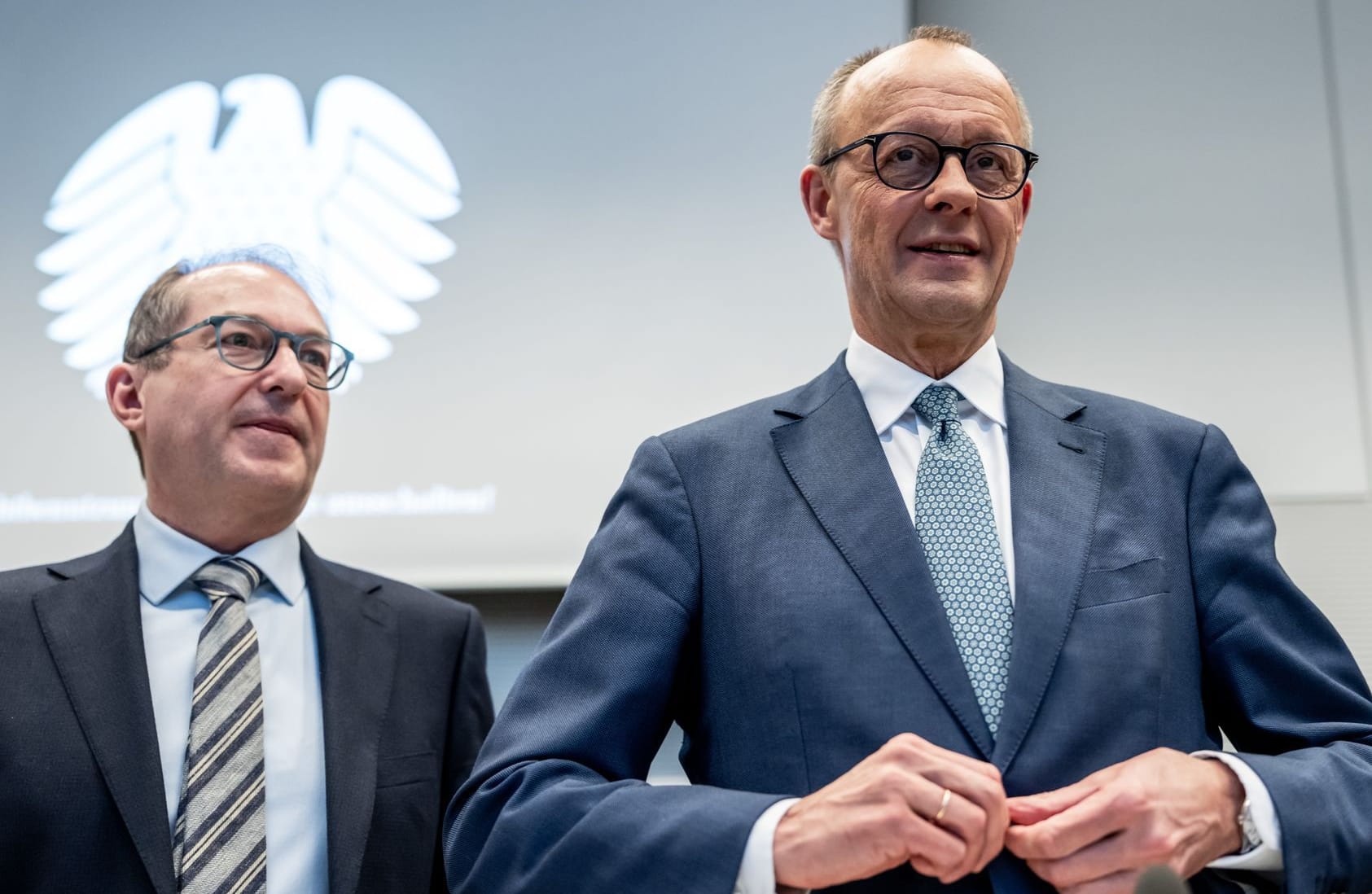 Friedrich Merz mit Alexander Dobrindt (l): Der CDU-Chef will den Bundestag über seine Pläne abstimmen lassen.