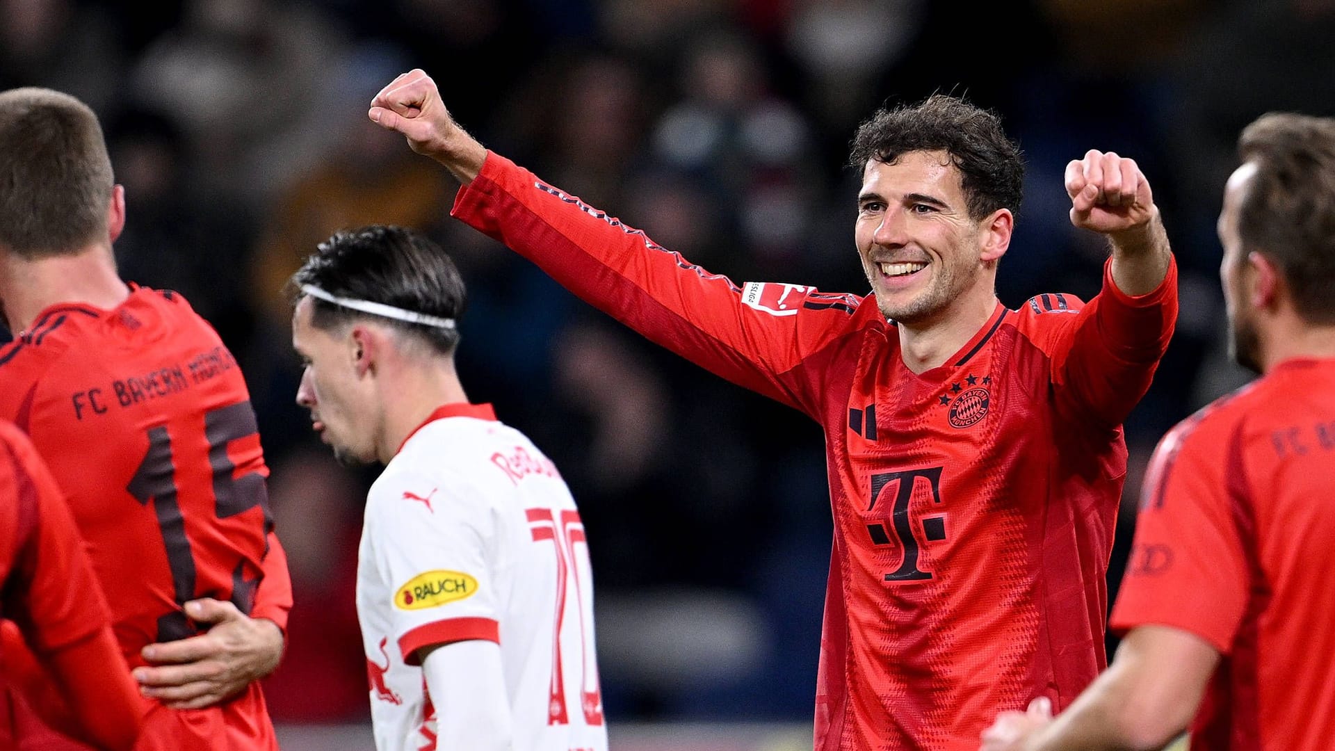 Leon Goretzka jubelt: Die Bayern präsentieren sich stark in Salzburg.