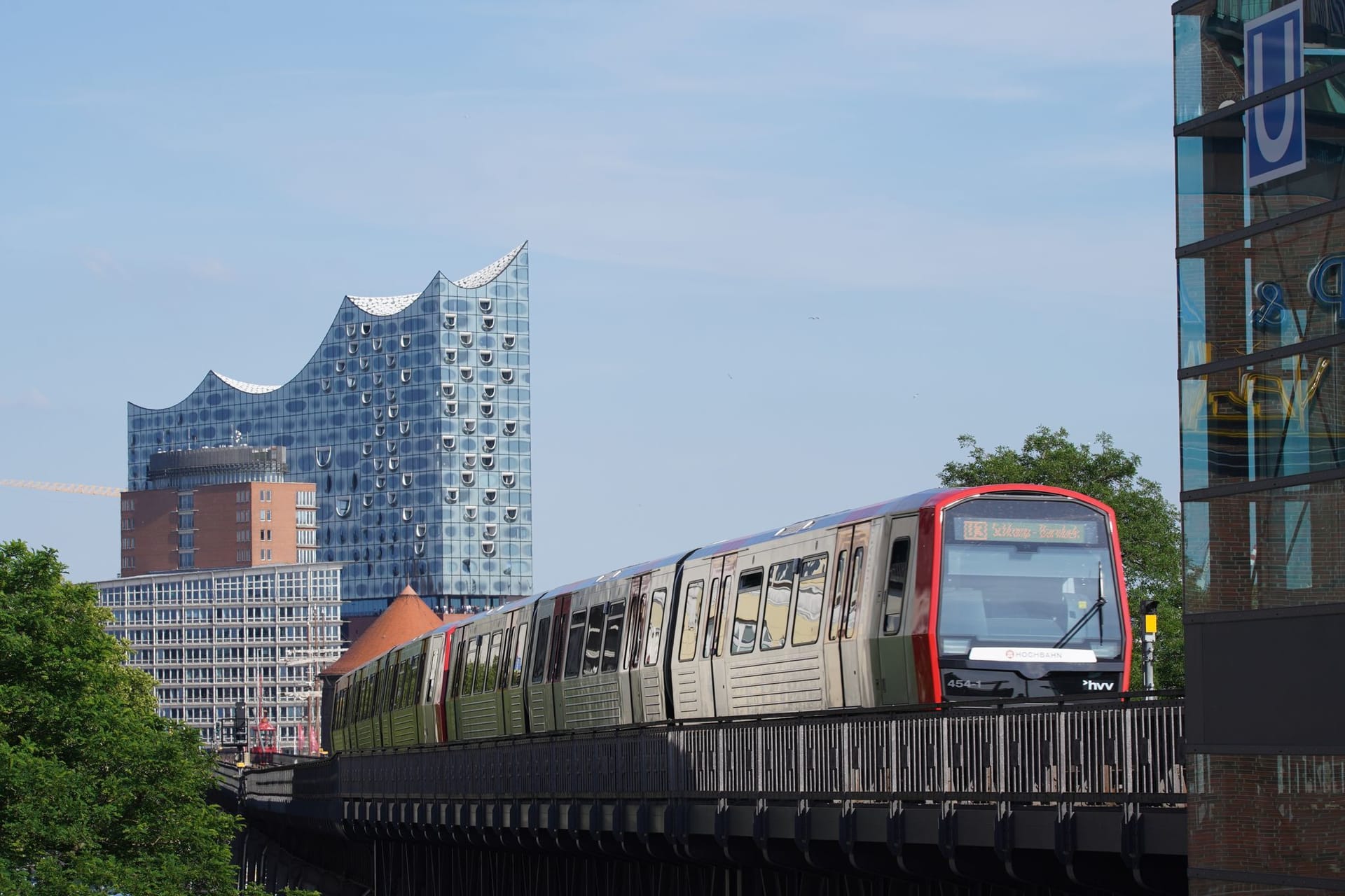 Eine U-Bahn der Linie U3 fährt im U-Bahnhof Landungsbrücken ein. Der Chef der Hochbahn verteidigt hohe Tagungsausgaben.