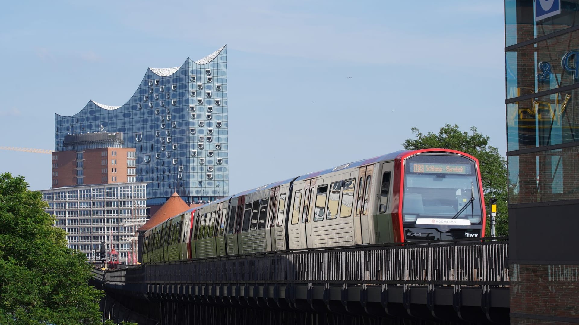 Eine U-Bahn der Linie U3 fährt im U-Bahnhof Landungsbrücken ein. Der Chef der Hochbahn verteidigt hohe Tagungsausgaben.