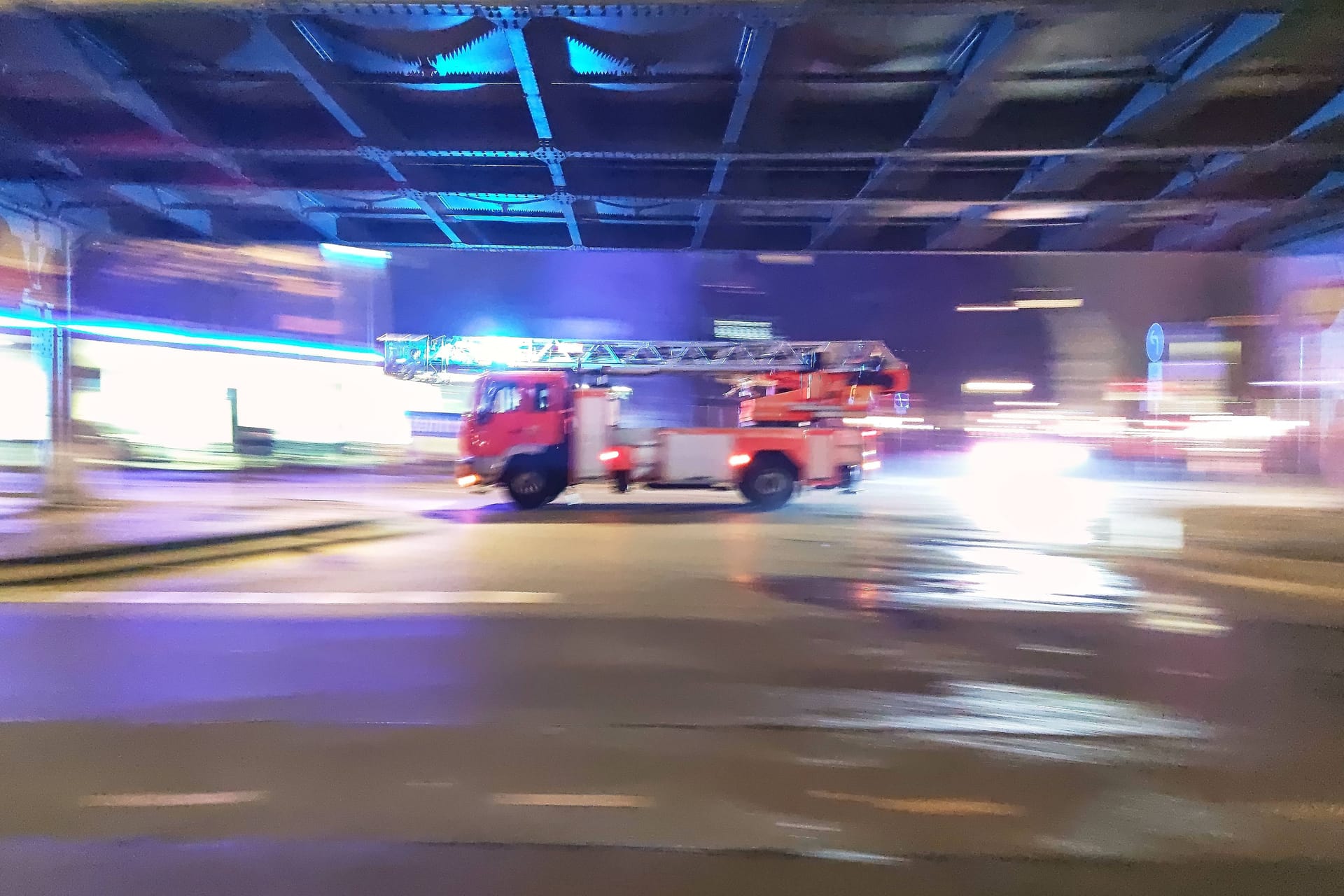 Feuerwehr im Einsatz (Symbolbild): In Dresden sind Rettungskräfte attackiert worden.