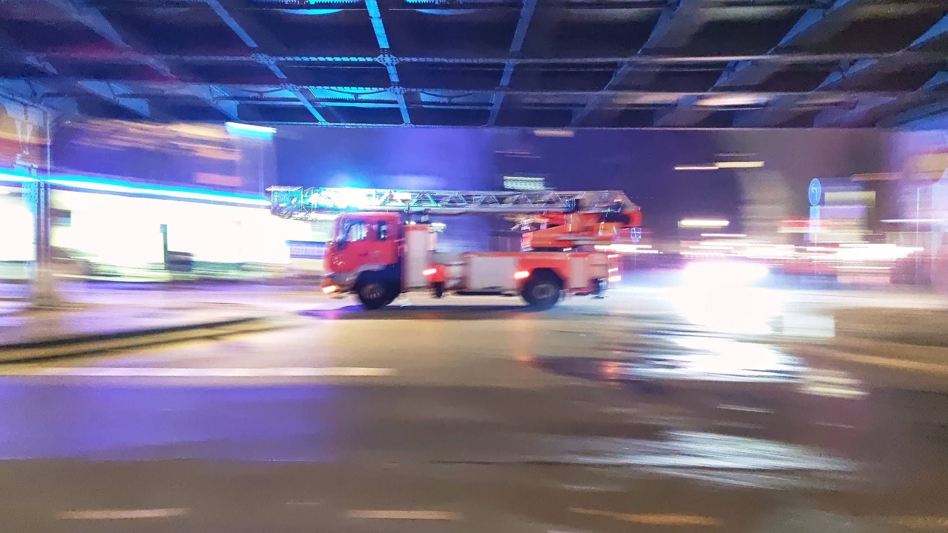 Feuerwehr im Einsatz (Symbolbild): In Dresden sind Rettungskräfte attackiert worden.