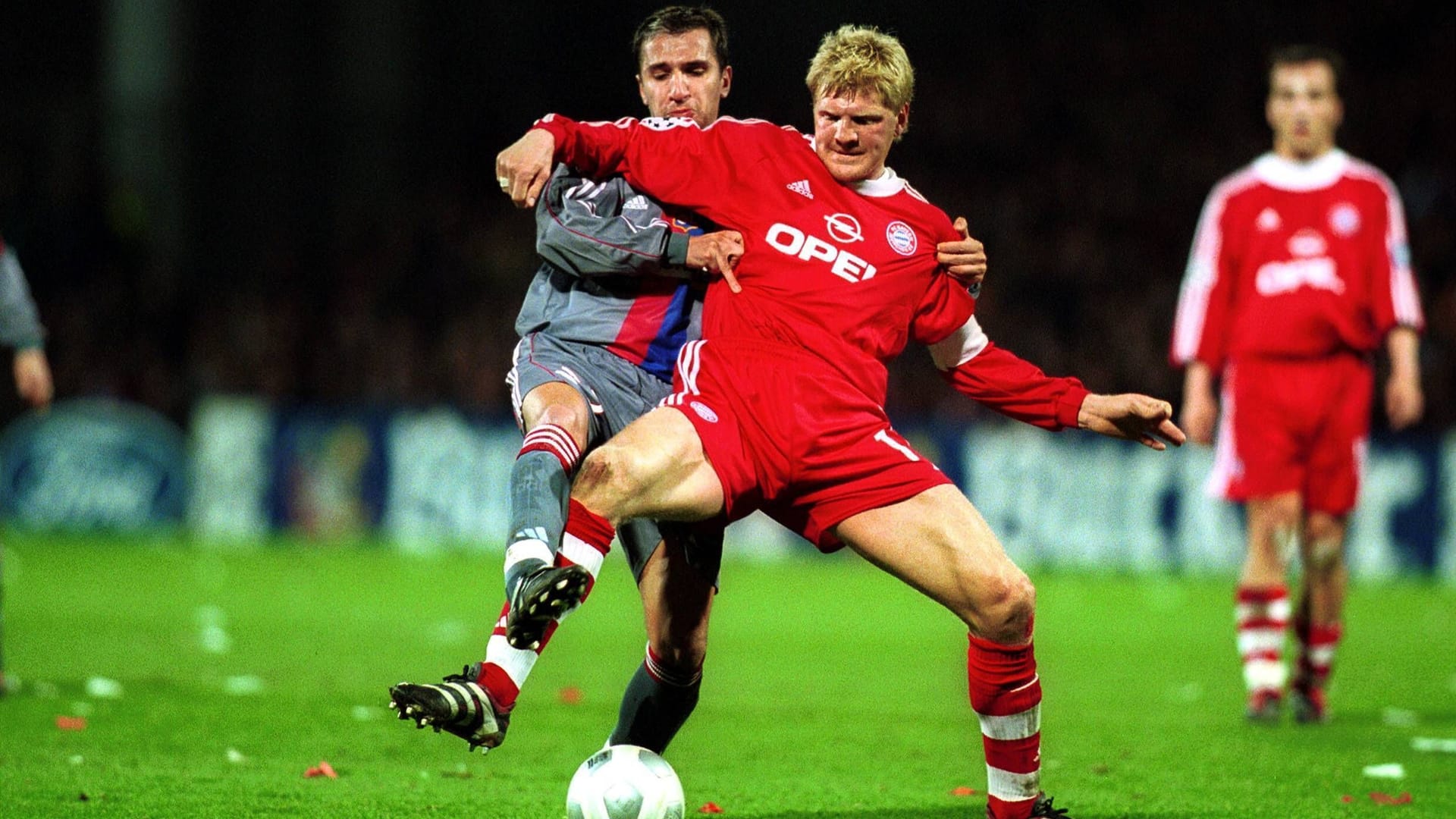 März 2001: Stefan Effenberg beim 0:3 des FC Bayern in Lyon gegen Olympiques David Linares.