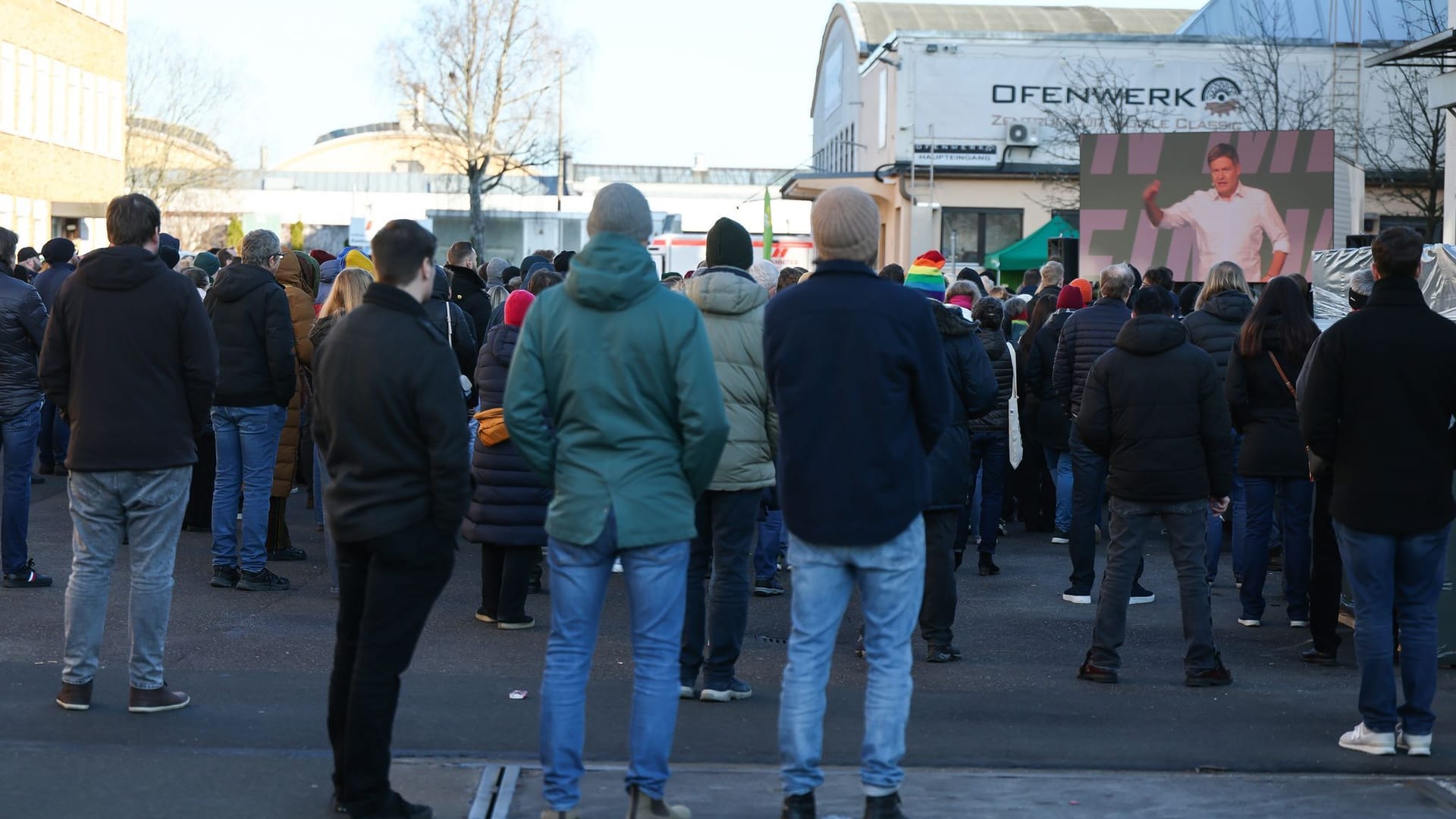 Drinnen haben 1.000 Menschen Platz, wer zu spät kam, musste die Rede Habecks im Hof des Ofenwerks über einen Bildschirm verfolgen.