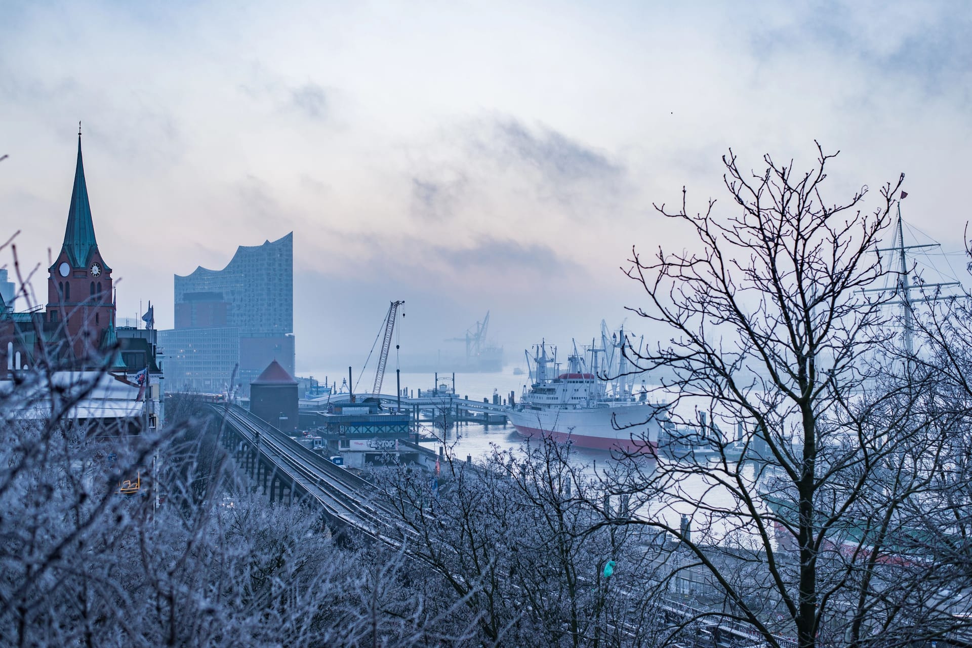 Hamburger Hafen mit Elbphilharmonie im Winter. (Symbolfoto)