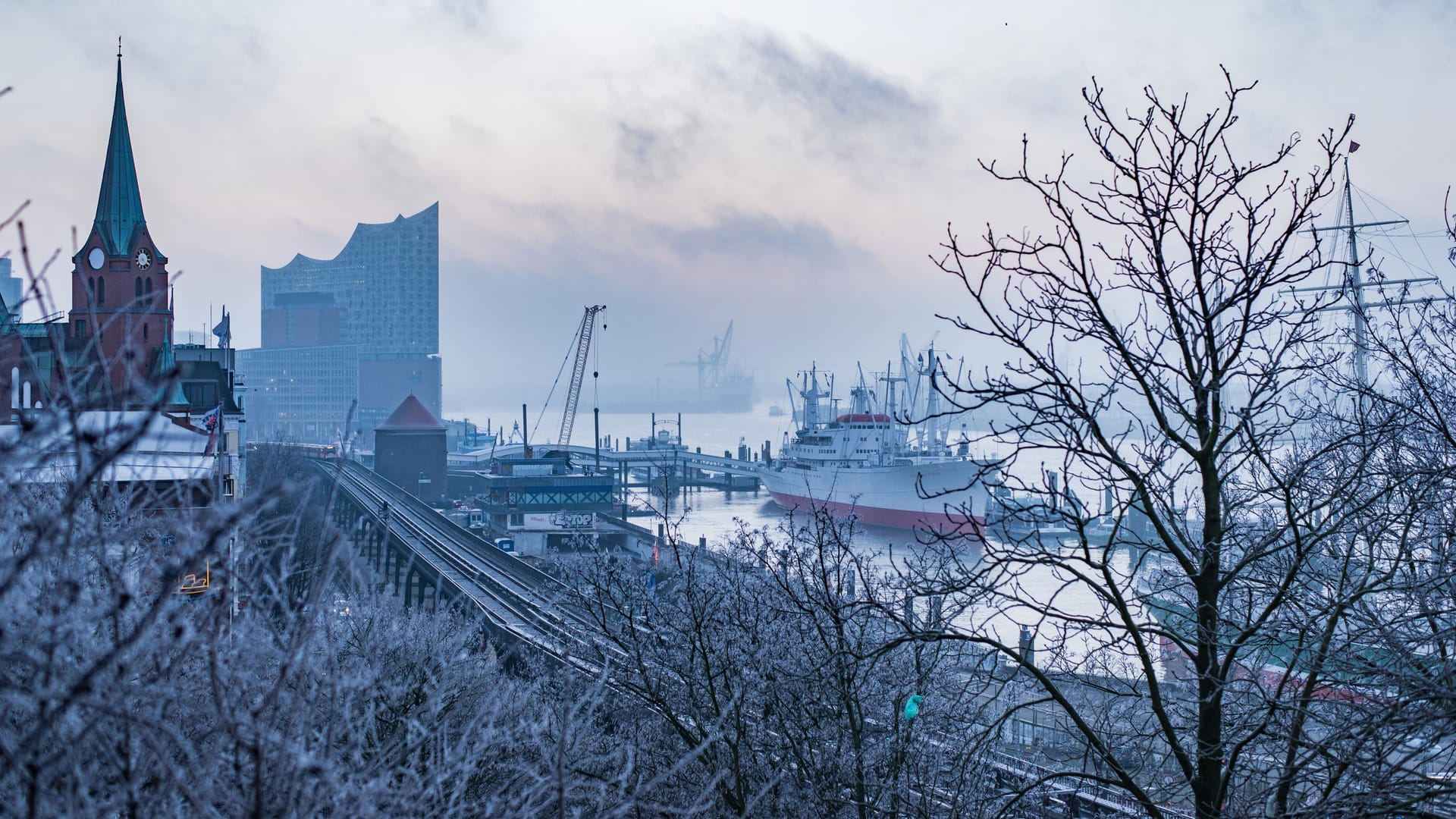 Hamburger Hafen mit Elbphilharmonie im Winter. (Symbolfoto)