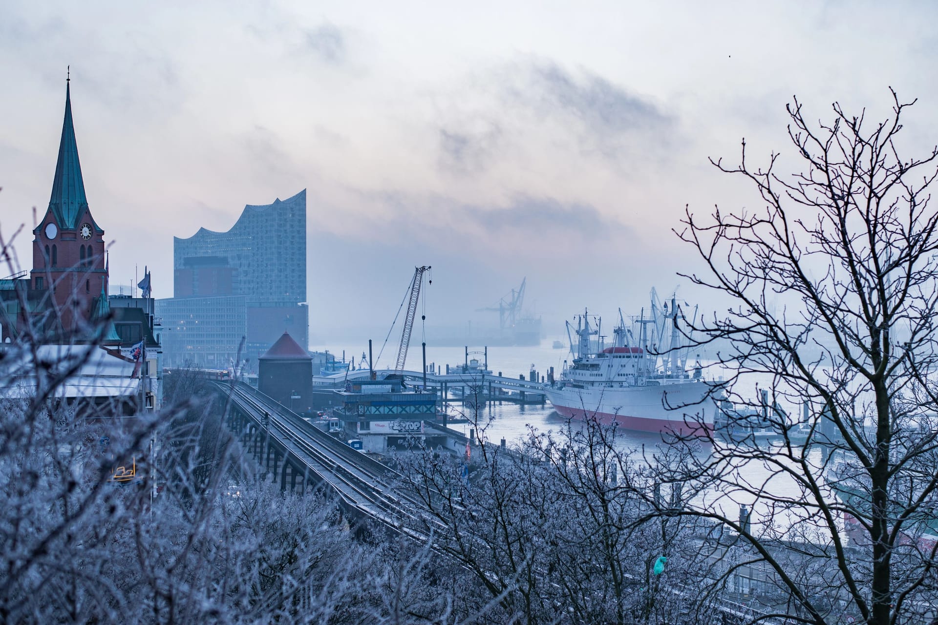 Hamburger Hafen mit Elbphilharmonie im Winter. (Symbolfoto)