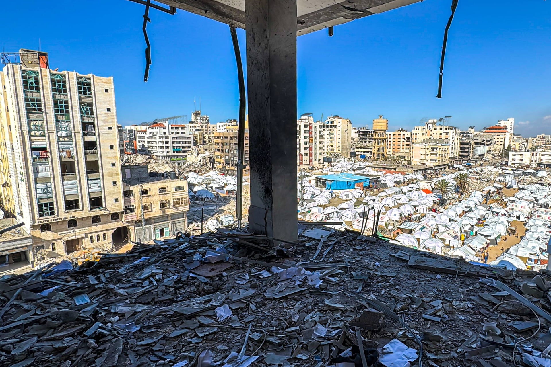 Zerstörung im Gazastreifen:Bei neuen Angriffen auf das Gebiet soll die israelische Armee 17 Menschen getötet haben.