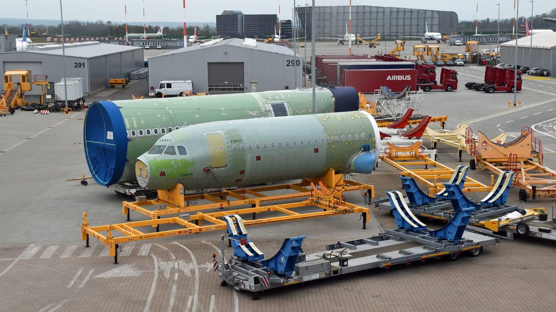 Rumpfsegmente für die Endmontage bei Airbus in Hamburg-Finkenwerder. Im Hintergrund stehen fast fertige Jets.