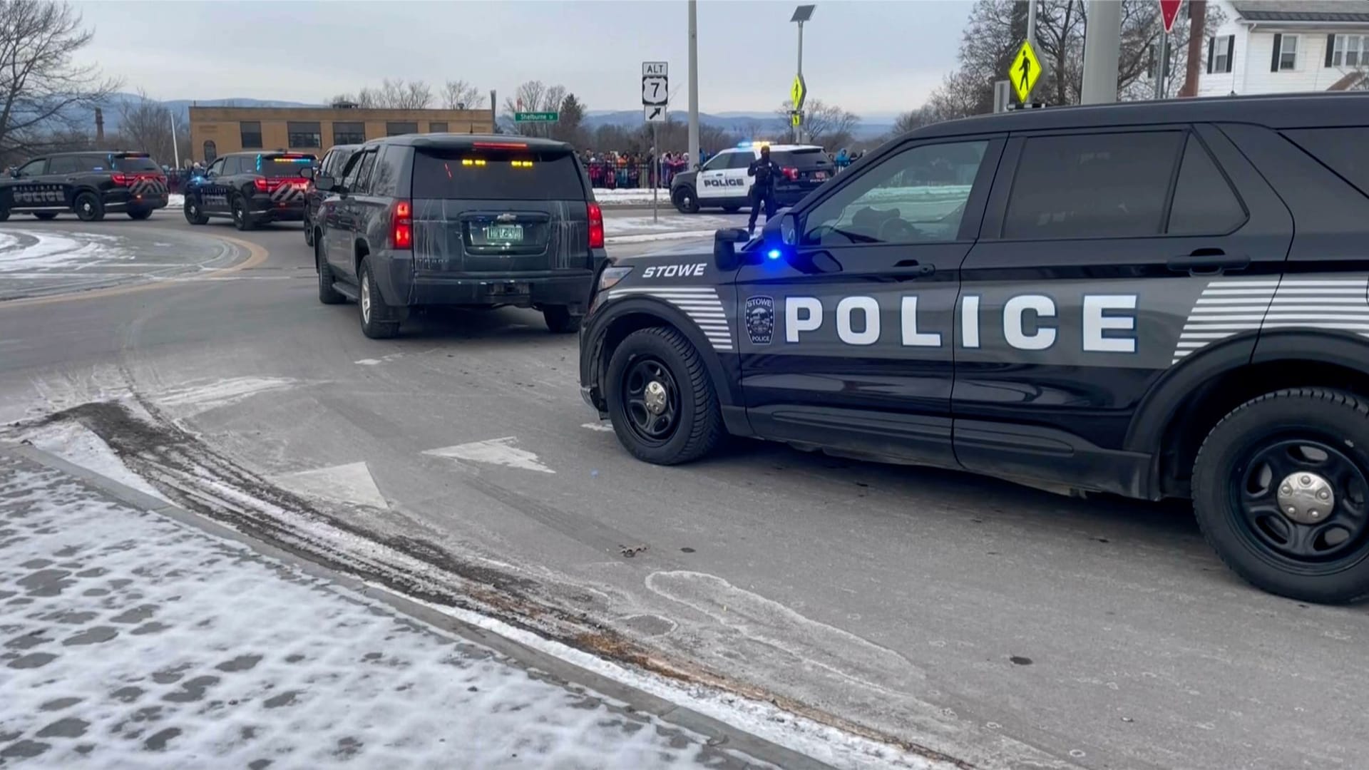 Polizeifahrzeuge begleiten den Bestatterwagen mit dem erschossenen Polizisten in Vermont zur Leichenhalle.