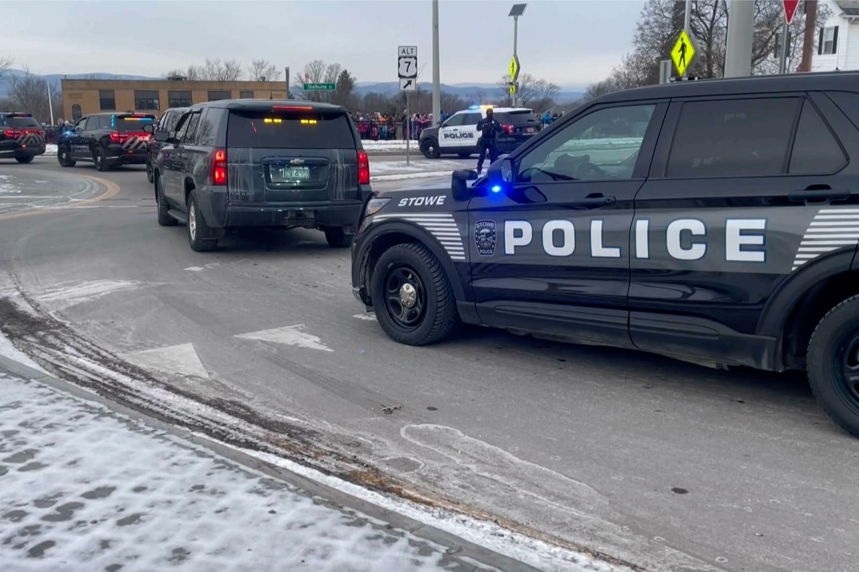 Polizeifahrzeuge begleiten den Bestatterwagen mit dem erschossenen Polizisten in Vermont zur Leichenhalle.