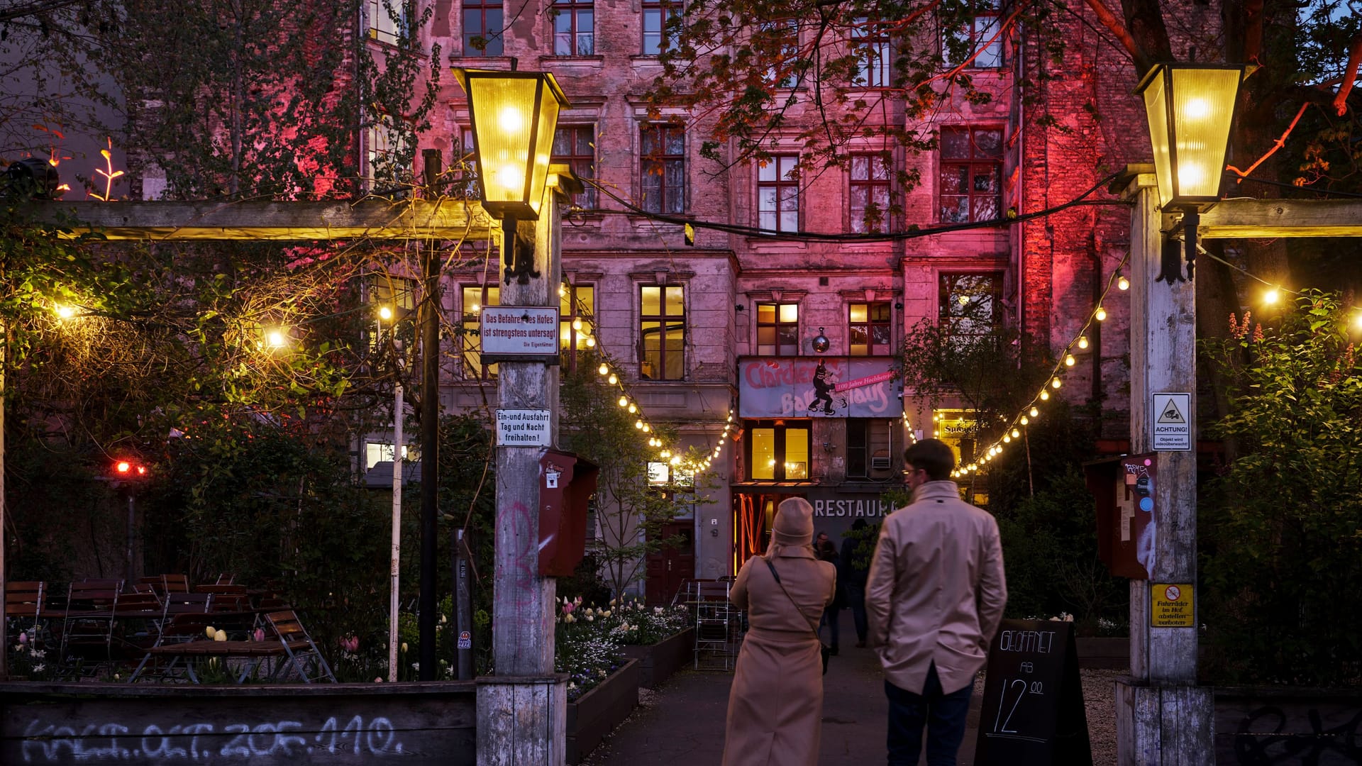 Einladend: Ein Paar steht vor "Clärchens Ballhaus", einem Tanzlokal in der Berliner Auguststraße.