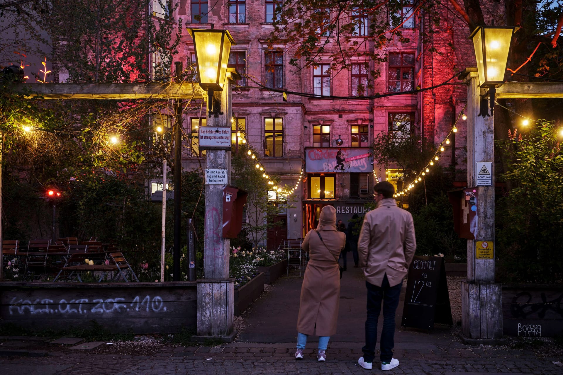 Einladend: Ein Paar steht vor "Clärchens Ballhaus", einem Tanzlokal in der Berliner Auguststraße.