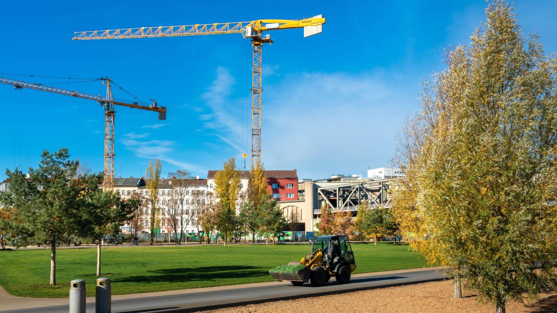 Baustelle in Berliner Park (Archivbild): Einige Bauvorhaben sollen dieses Jahr beendet werden.