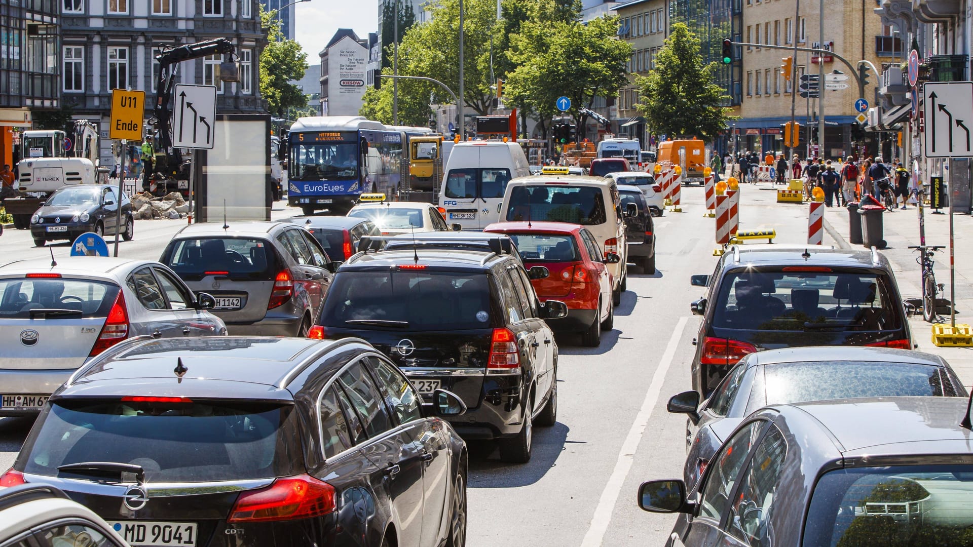 Stau auf der Grindelallee (Archivbild): Autofahrer verbringen in Hamburg pro Jahr 44 Stunden im stillstehenden Verkehr.