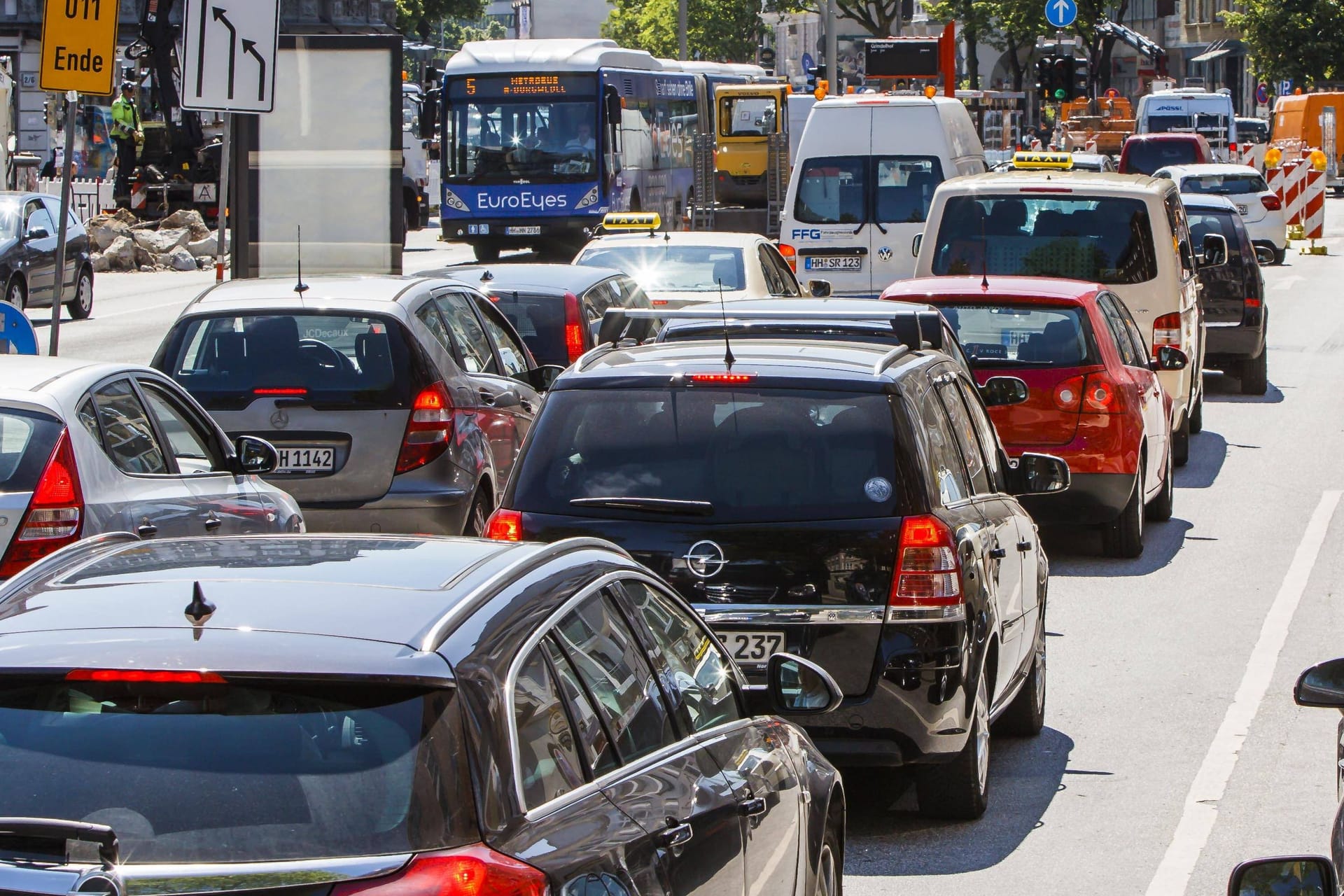 Stau auf der Grindelallee (Archivbild): Autofahrer verbringen in Hamburg pro Jahr 44 Stunden im stillstehenden Verkehr.