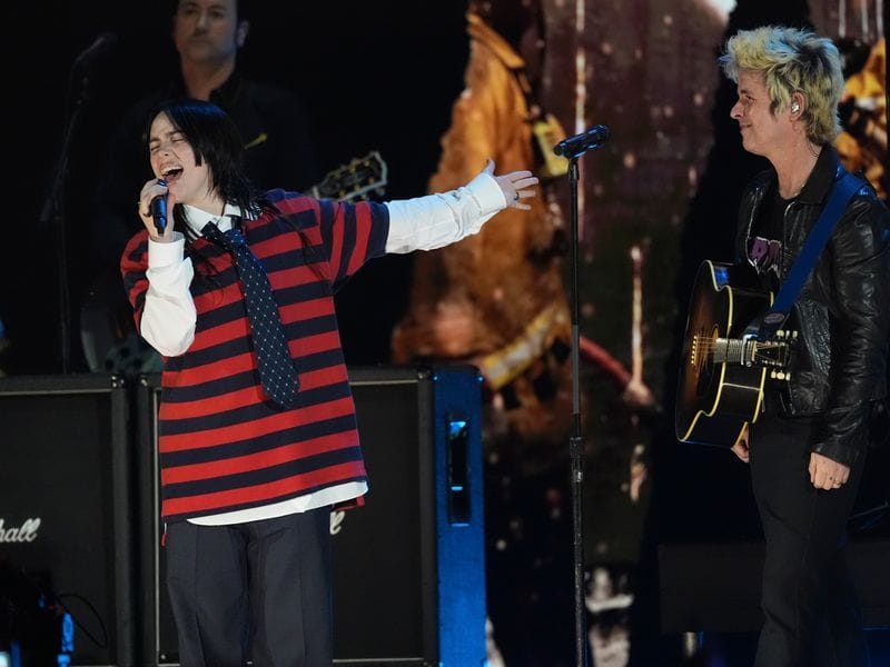 Billie Eilish tritt mit Billie Joe Armstrong von Green Day während des "FireAid"-Benefizkonzerts auf.