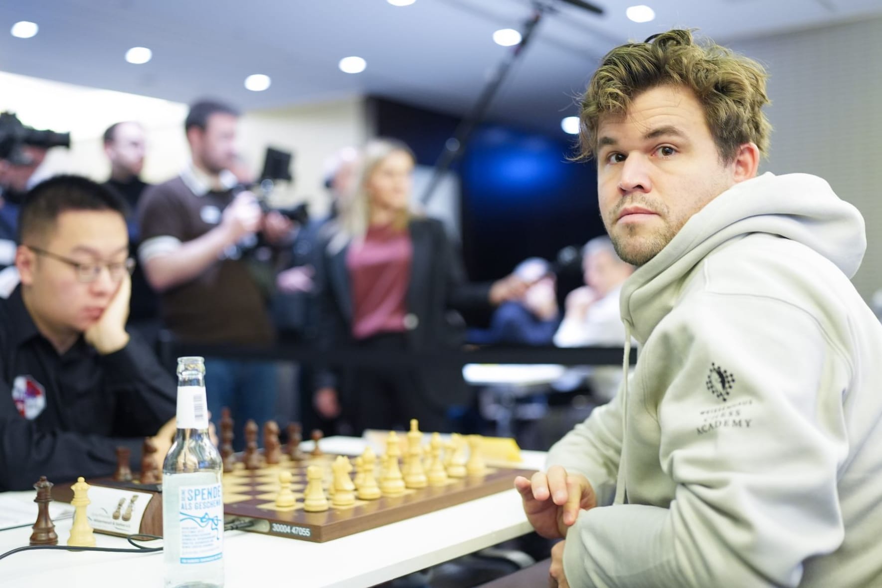 Magnus Carlsen (rechts) vor seiner Partei im Brahms Kontor gegen Düsseldorfs Yi Wei.