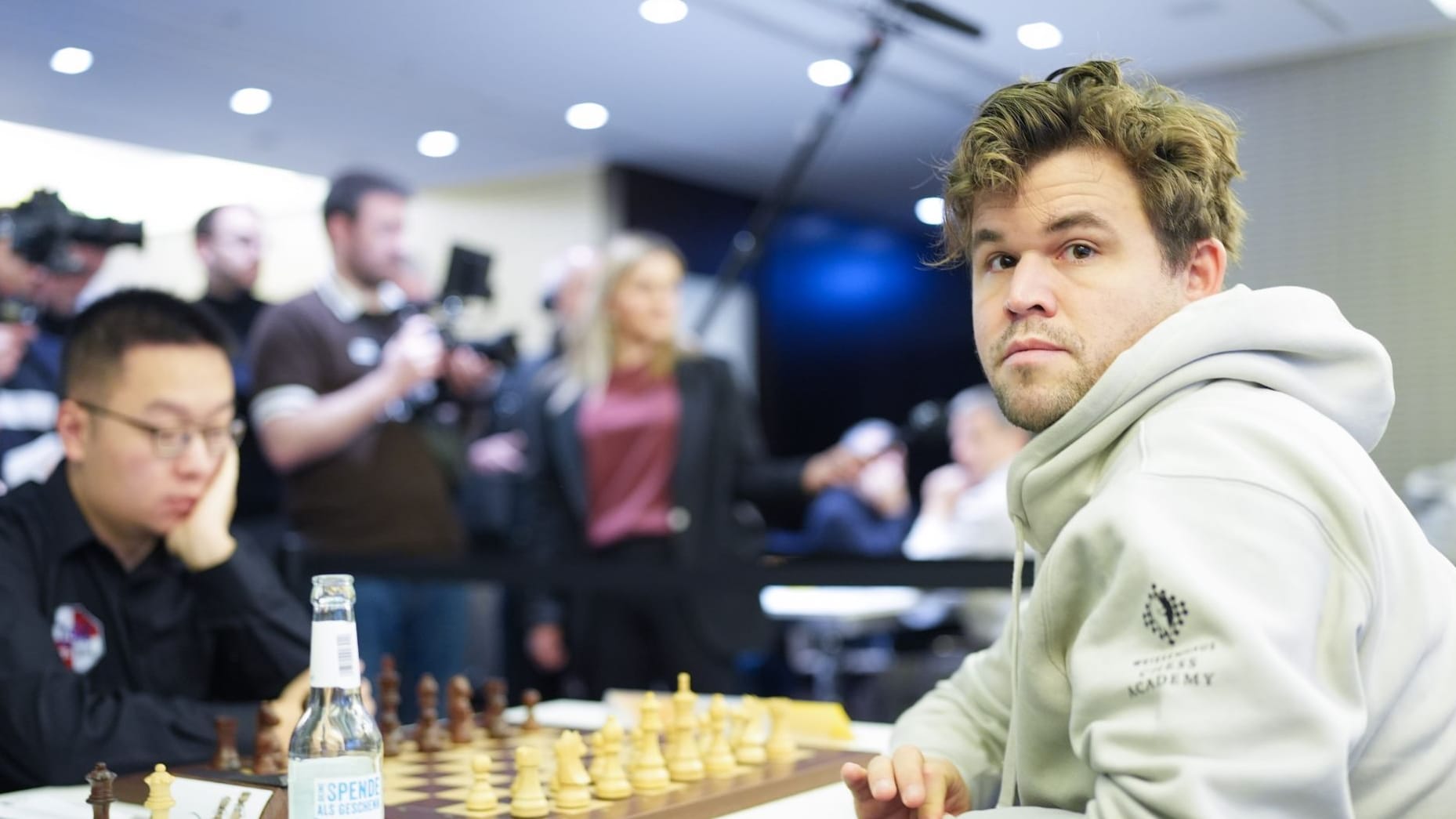 Magnus Carlsen (rechts) vor seiner Partei im Brahms Kontor gegen Düsseldorfs Yi Wei.