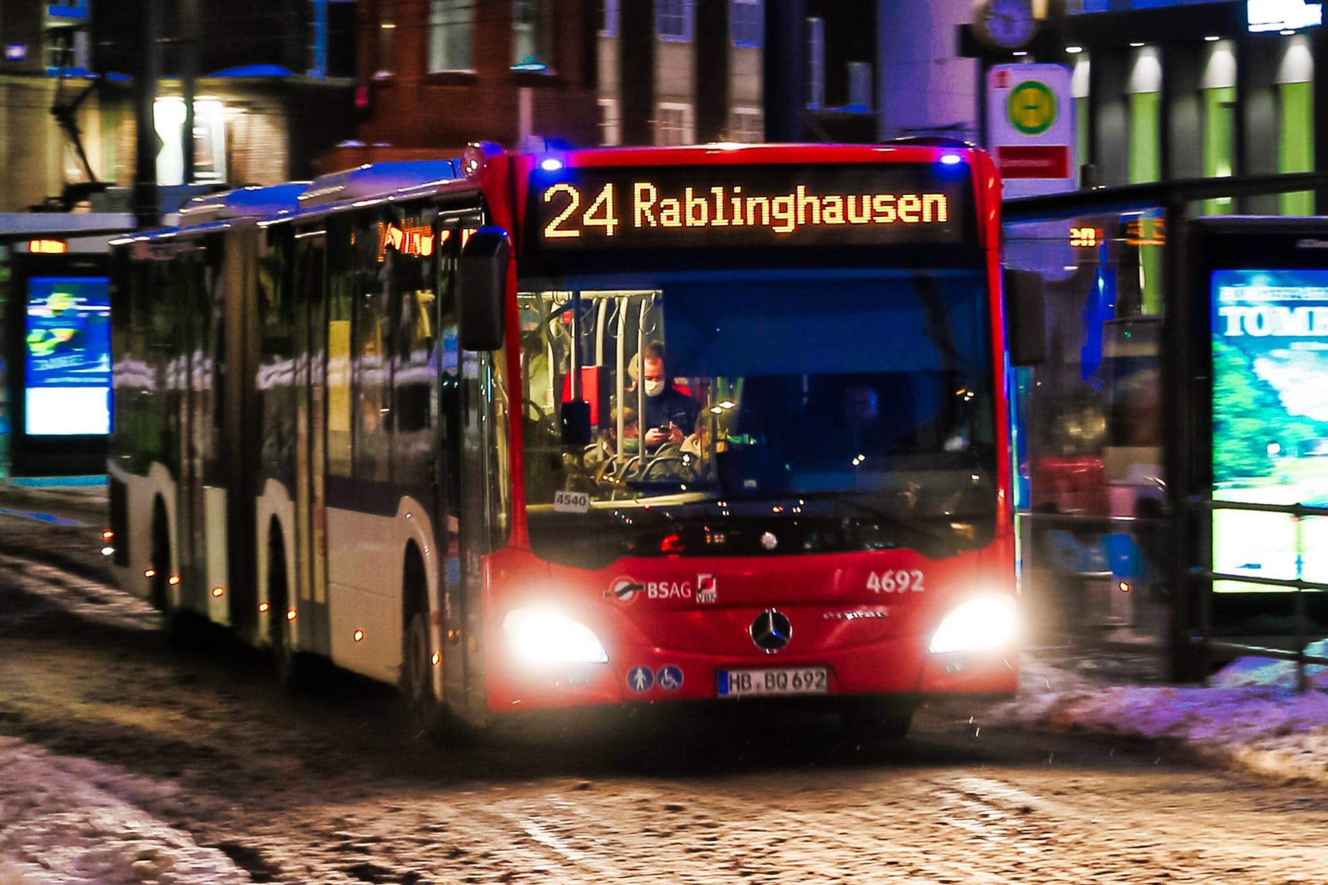 Ein Bus der BSAG bei winterlichem Wetter (Symbolbild): Der Vorfall kann nicht bestätigt werden.