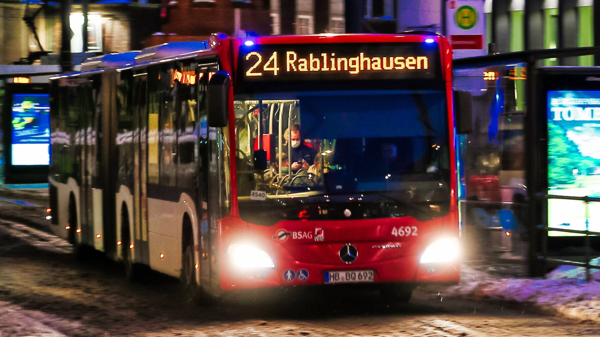 Ein Bus der BSAG bei winterlichem Wetter (Symbolbild): Der Vorfall kann nicht bestätigt werden.