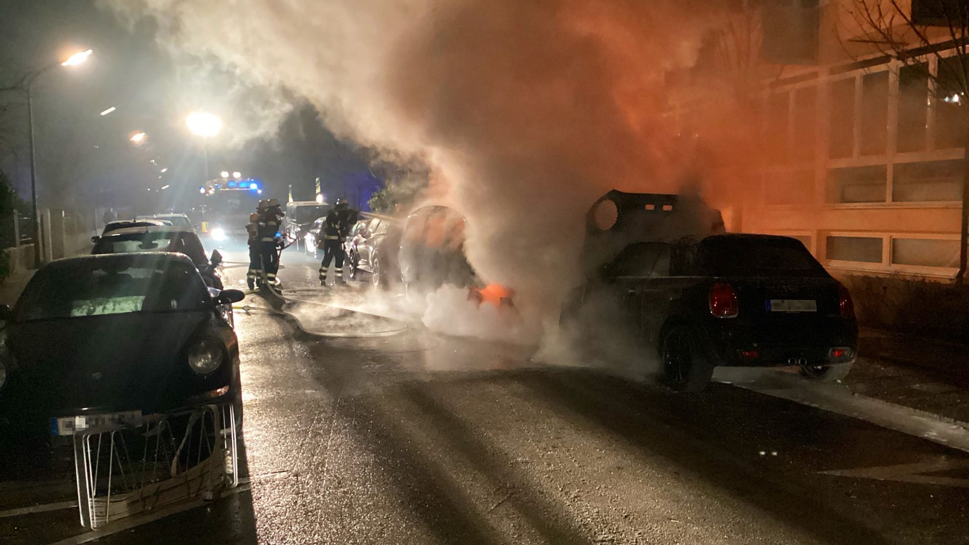 Die Löscharbeiten in Bogenhausen: Sowohl Kräfte der Berufsfeuerwehr als auch freiwillige Feuerwehrleute waren gefordert.