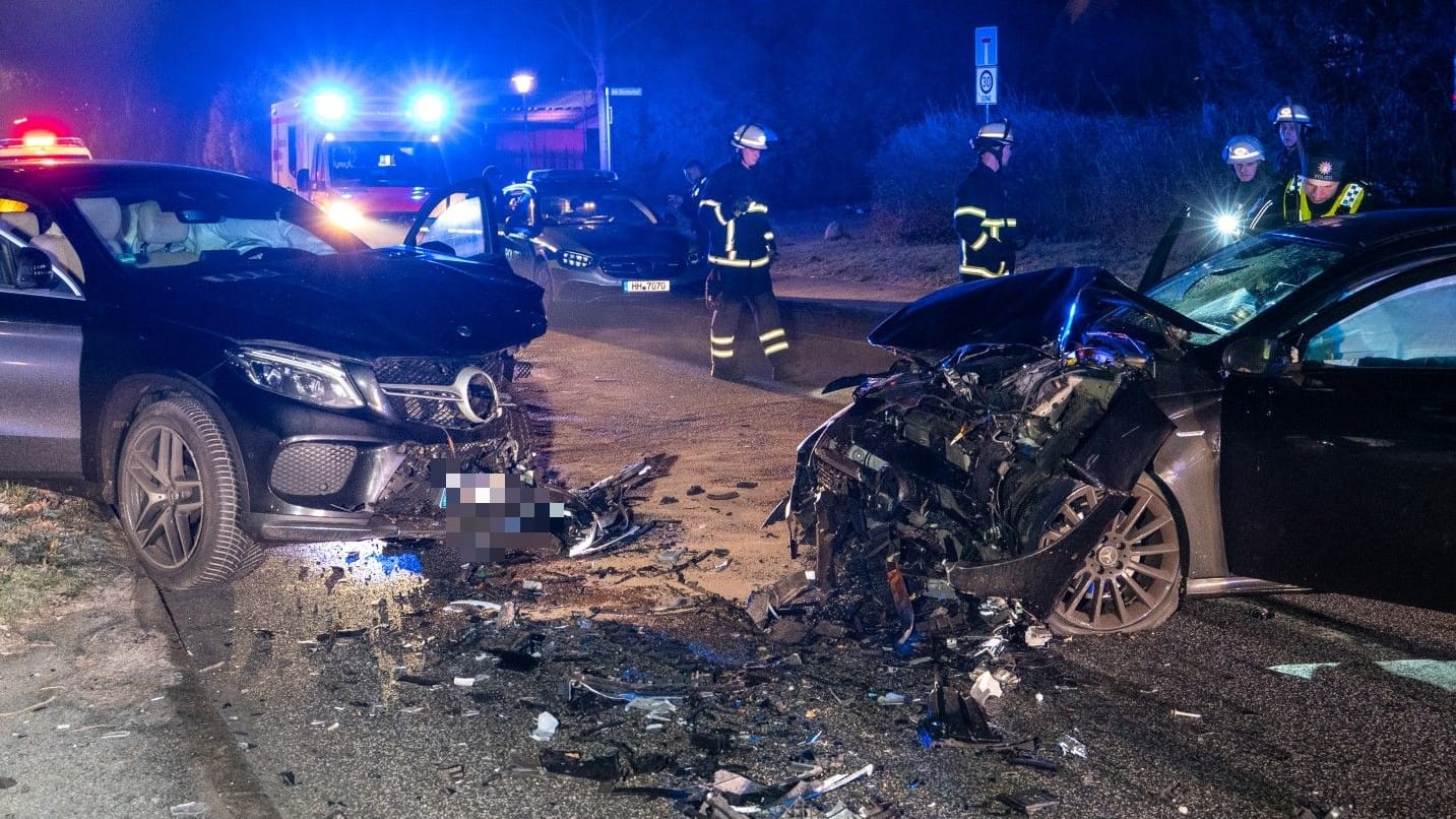 Unfallstelle in der Nacht in Boberg: Die Polizei hat Ermittlungen aufgenommen.