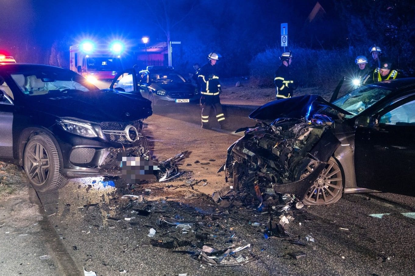 Unfallstelle in der Nacht in Boberg: Die Polizei hat Ermittlungen aufgenommen.