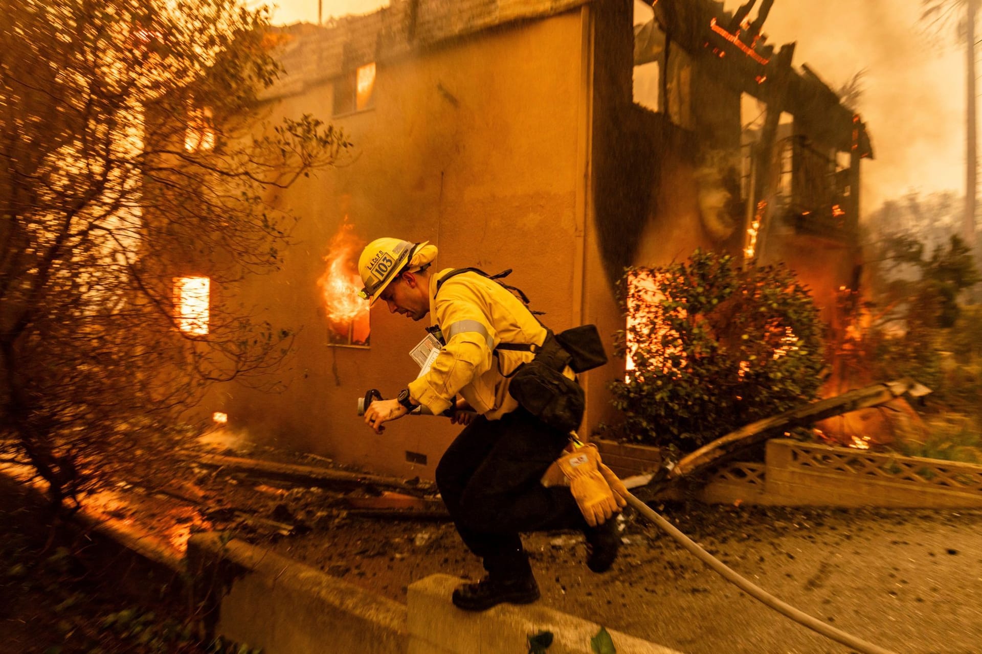 Verheerende Feuer in Los Angeles: Ein Feuerwehrmann kämpft gegen die Flammen.