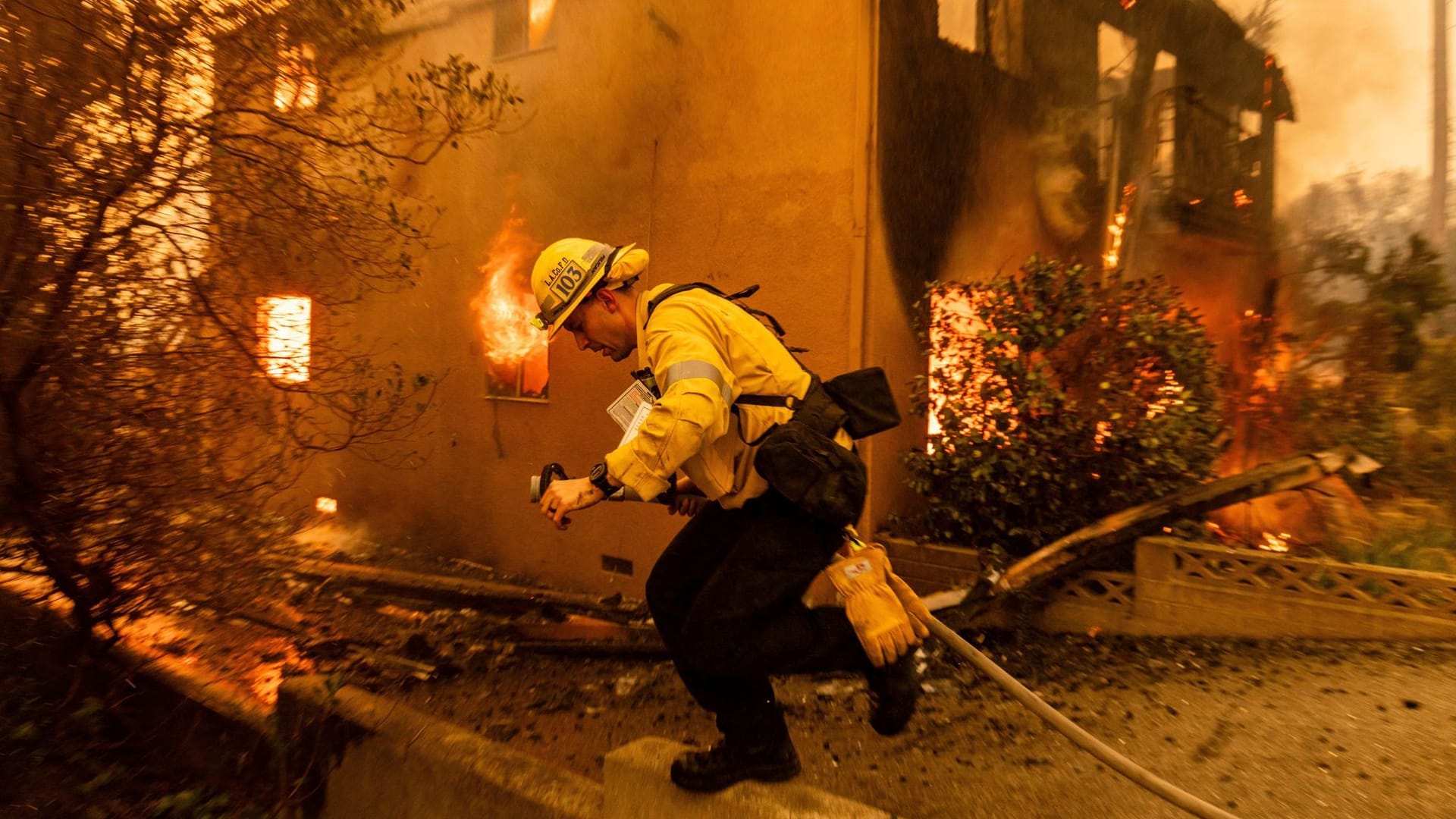 Verheerende Feuer in Los Angeles: Ein Feuerwehrmann kämpft gegen die Flammen.