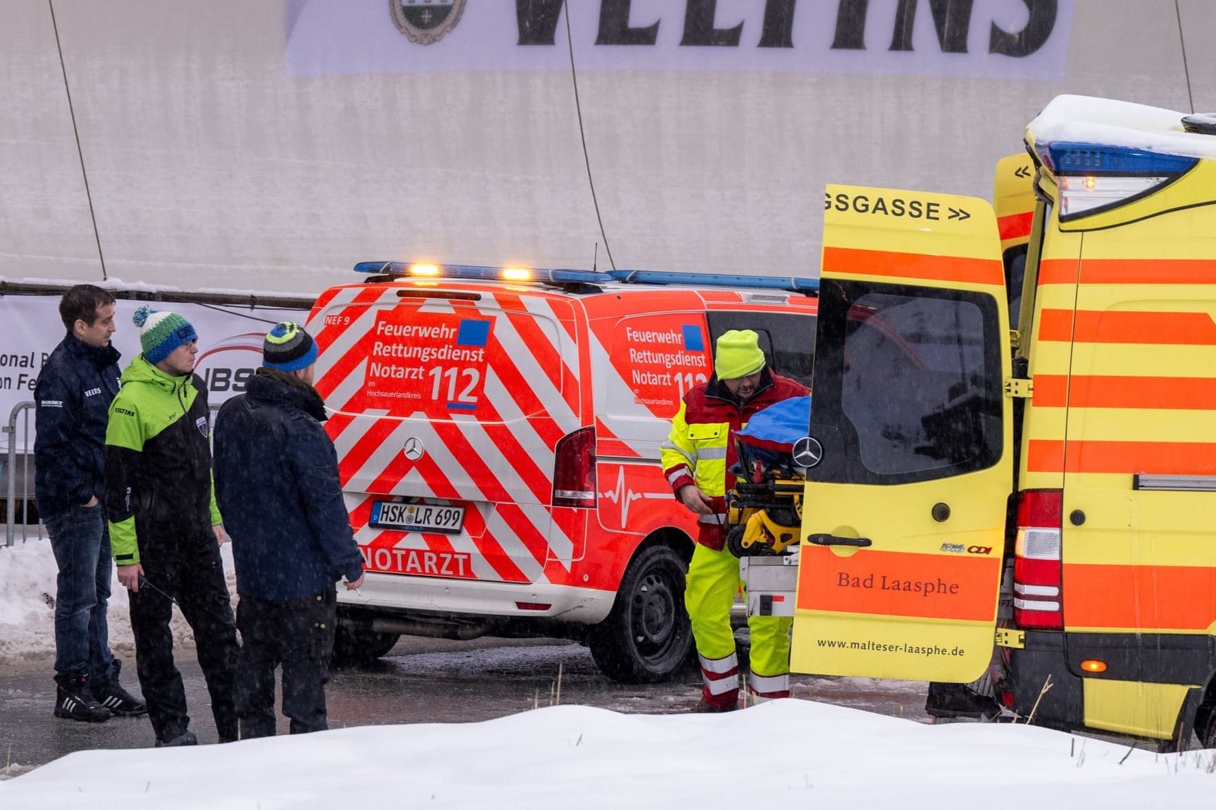 Winterberg: Ärzte versorgen den Anschieber eines Spurbobs, der während der Fahrt gestürzt ist und schwer verletzt wurde.