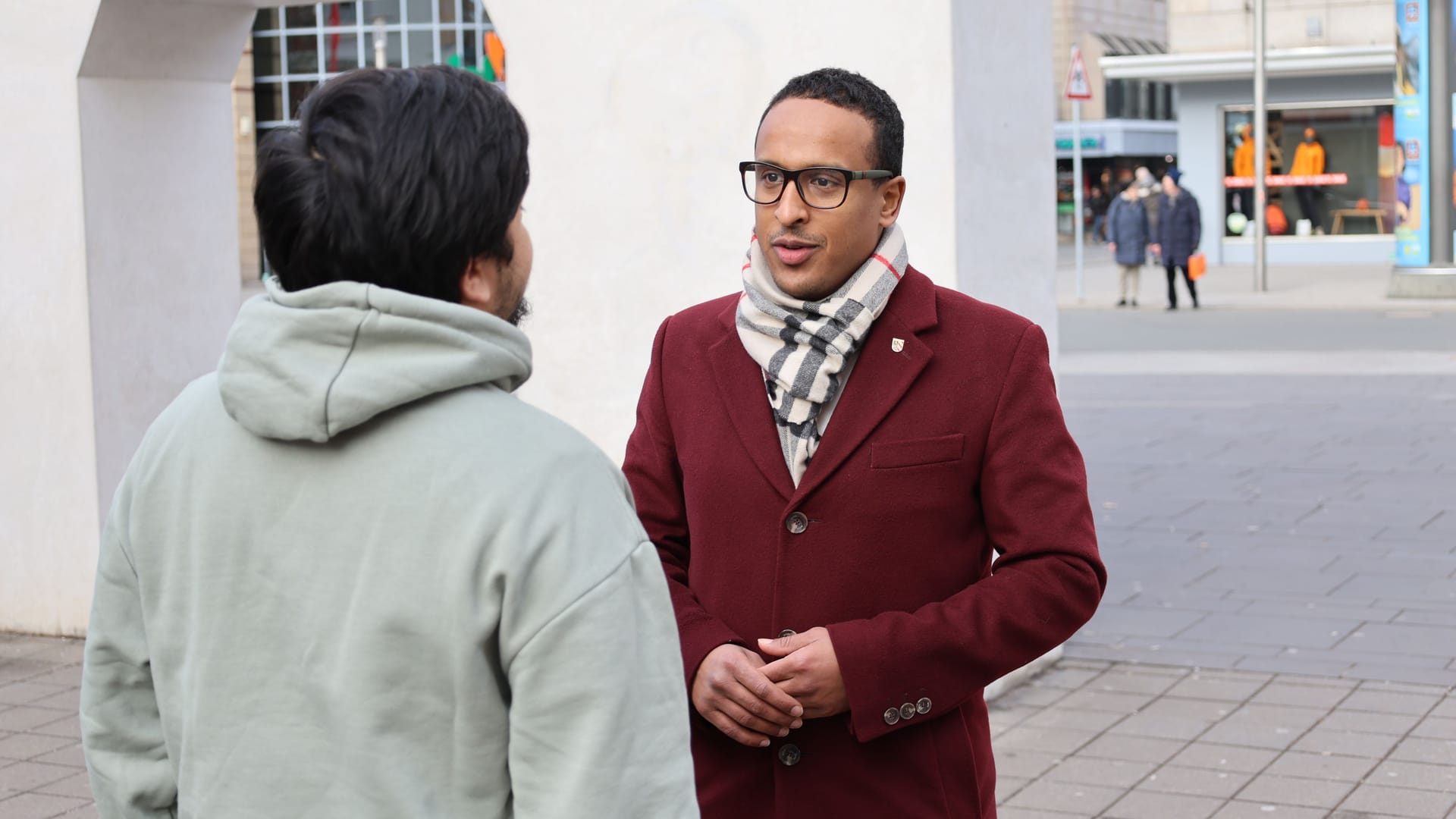 Die beiden Männer im Gespräch in der Straße der Menschenrechte: Der Austausch habe ihn hoffnungsvoll gestimmt, sagt Ahmed.