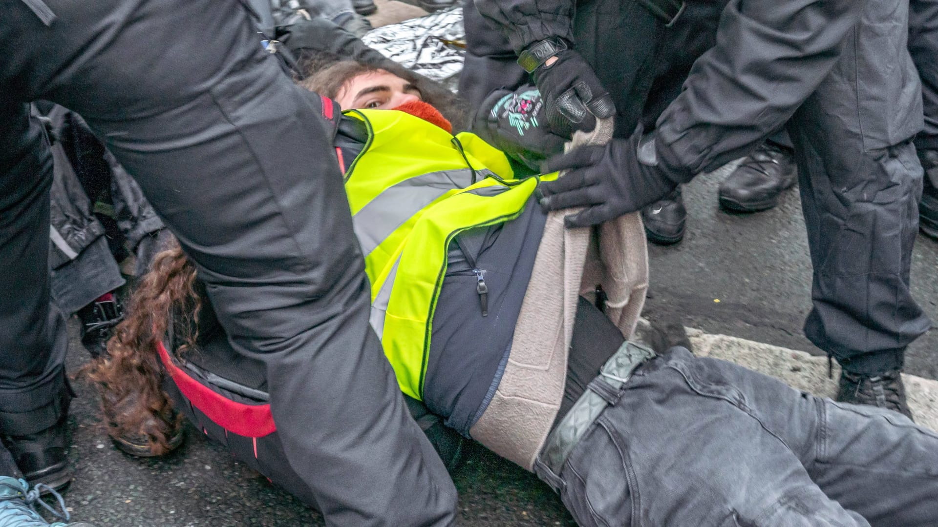 Blockade der Gegendemonstranten in Riesa: Die Polizei einen Mann.