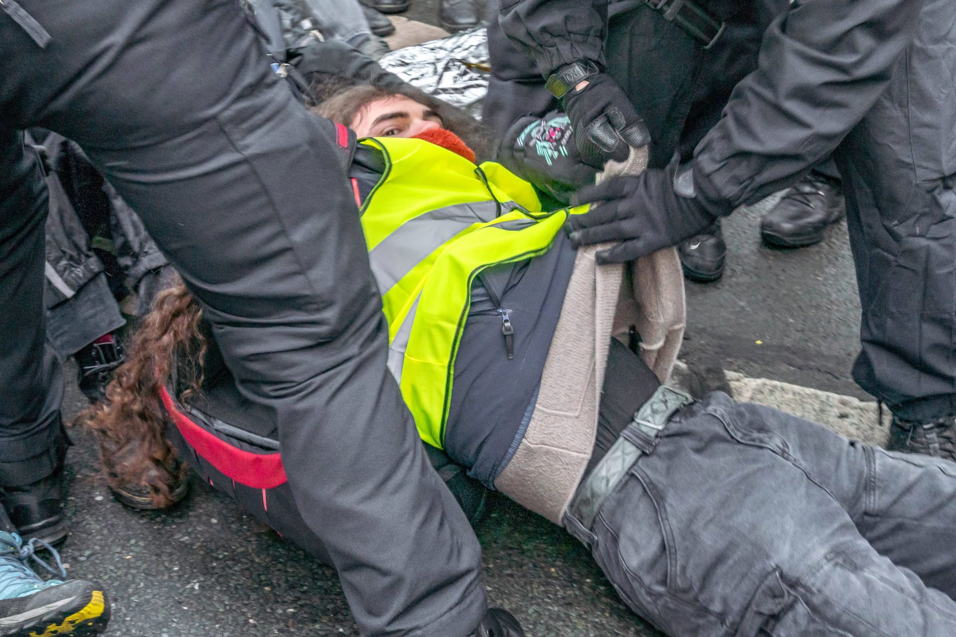 Blockade der Gegendemonstranten in Riesa: Die Polizei einen Mann.