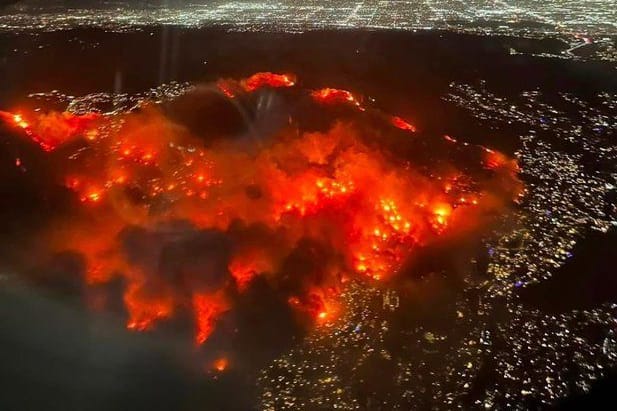 Eine Aufnahme aus einem Flugzeug zeigen das Ausmaß der Brände in Los Angeles.