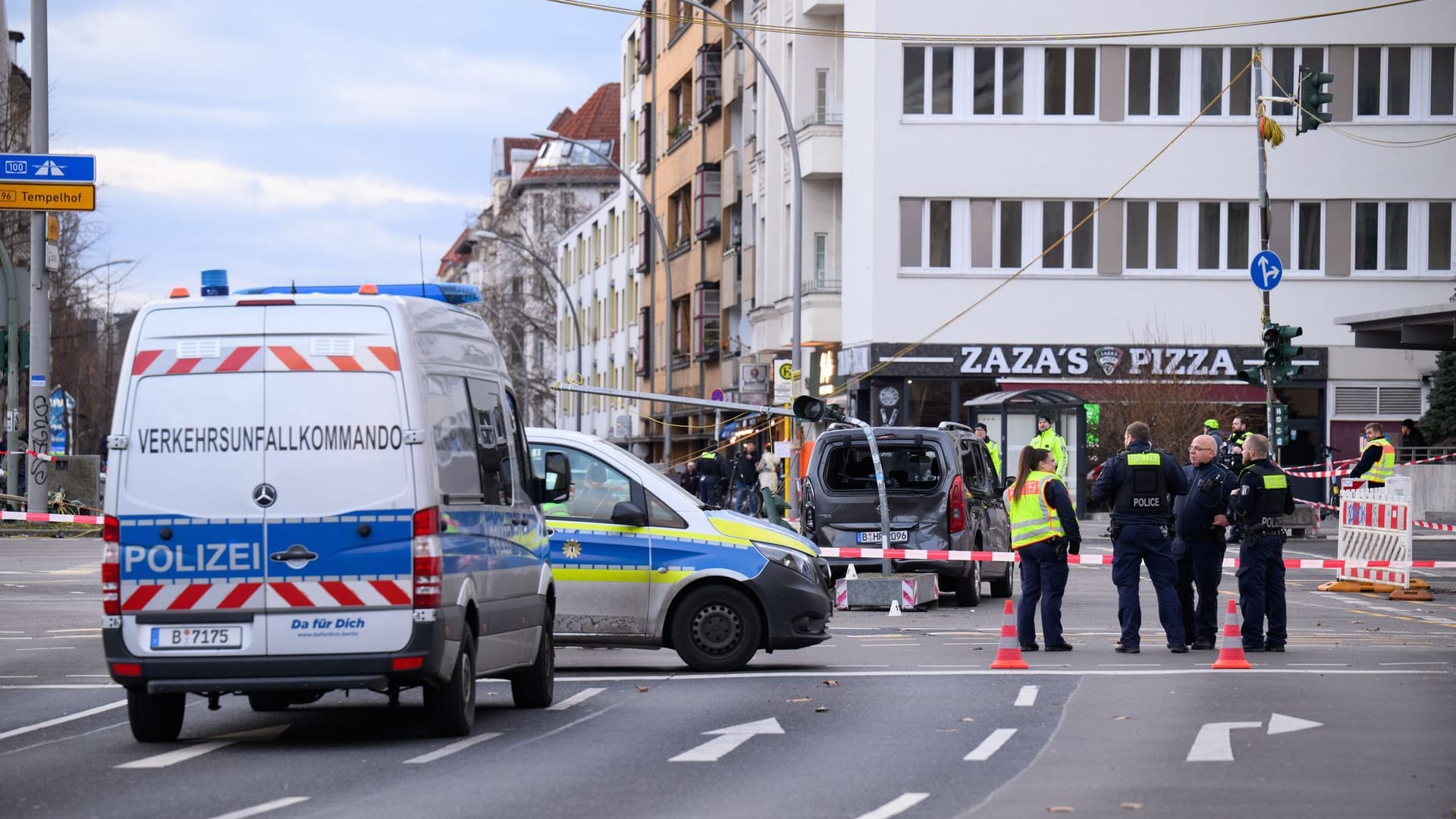 Nach dem Unfall wurde die betroffene Kreuzung in Tempelhof gesperrt.