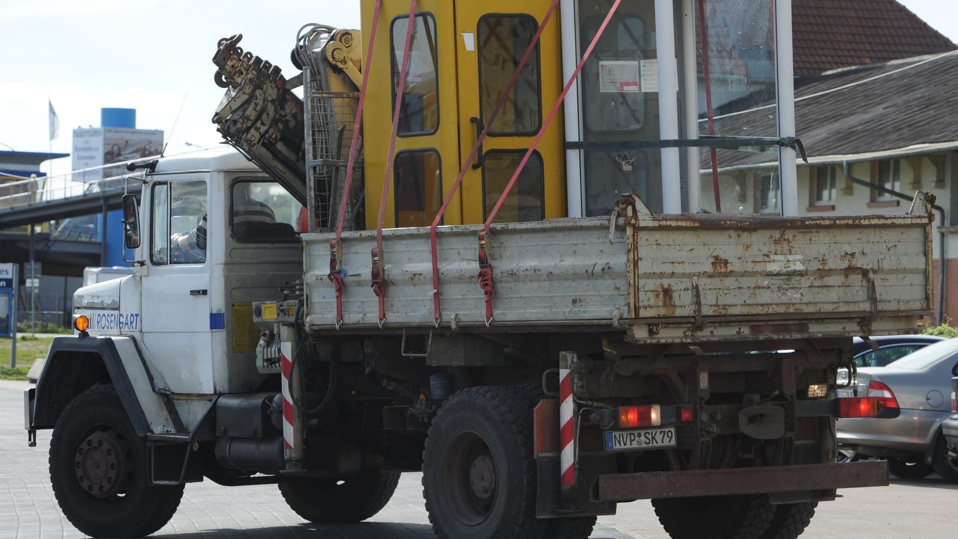 Abtransport von zwei Telefonzellen