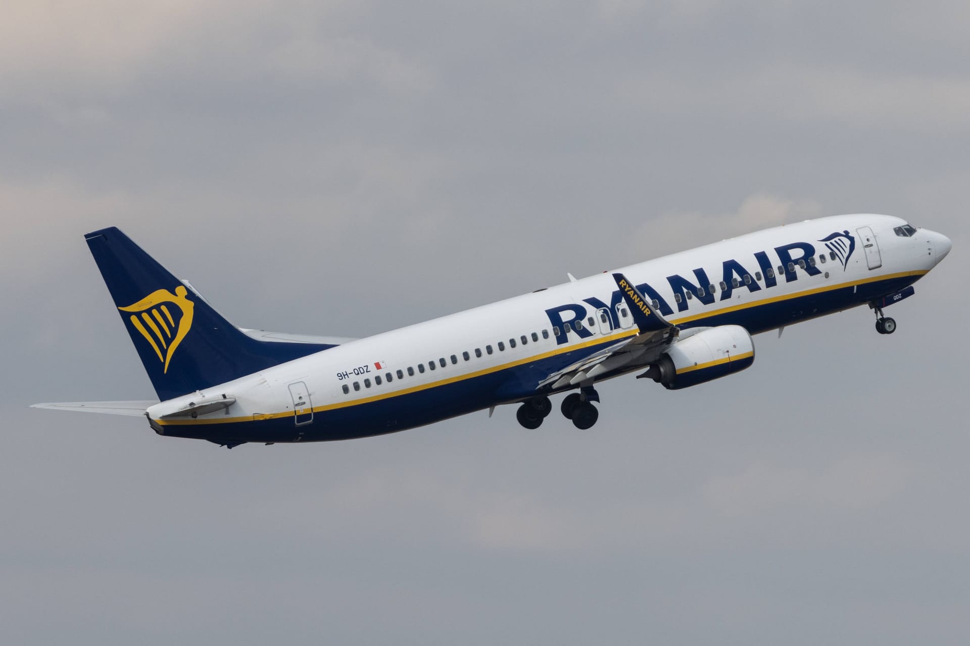 Eine Ryanair-Maschine (Archivbild): Das Ziel BER erreichte ein Flugzeug nicht - und musste nach Niedersachsen ausweichen.