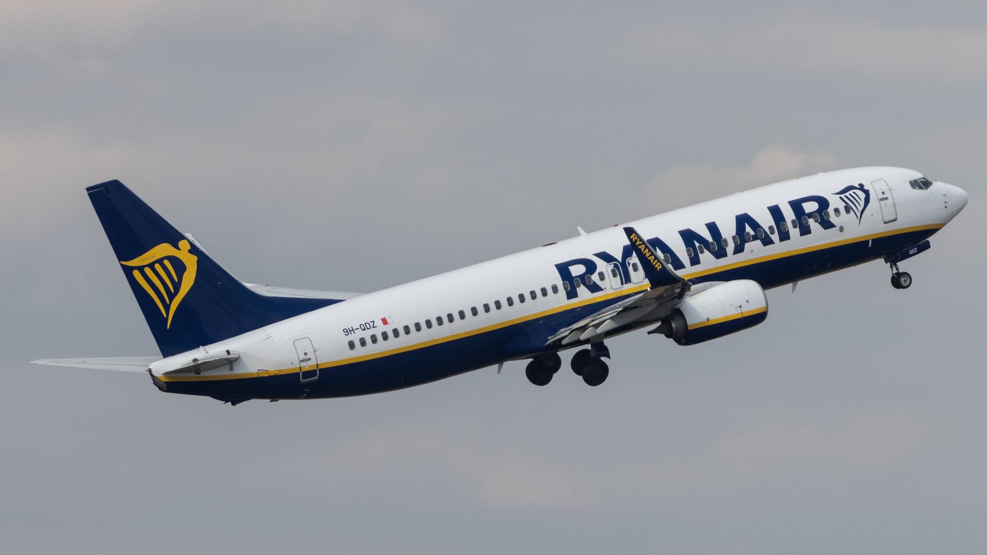 Eine Ryanair-Maschine (Archivbild): Das Ziel BER erreichte ein Flugzeug nicht - und musste nach Niedersachsen ausweichen.